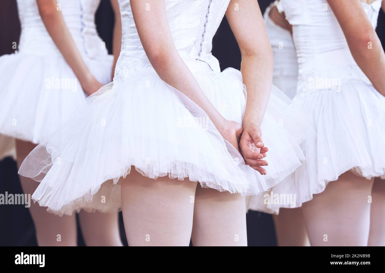 Mains de femmes de ballet à la performance de danse prêt pour le spectacle de danse abstrait, le récital créatif ou la présentation vue arrière. Collaboration danseuse, travail d'équipe et Banque D'Images