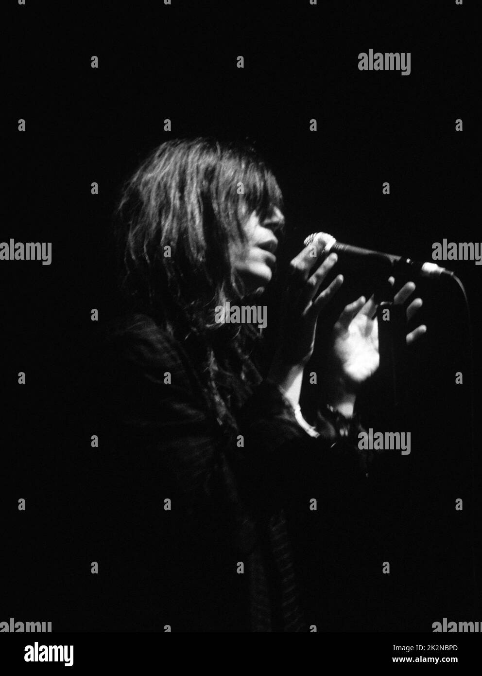 PATTI SMITH ; vivre à Shepherd's Bush Empire , Londres, Royaume-Uni ; 12 août 1996 ; crédit : Mel Longhurst / Performing Arts Images ; www.performingartsimages.com Banque D'Images