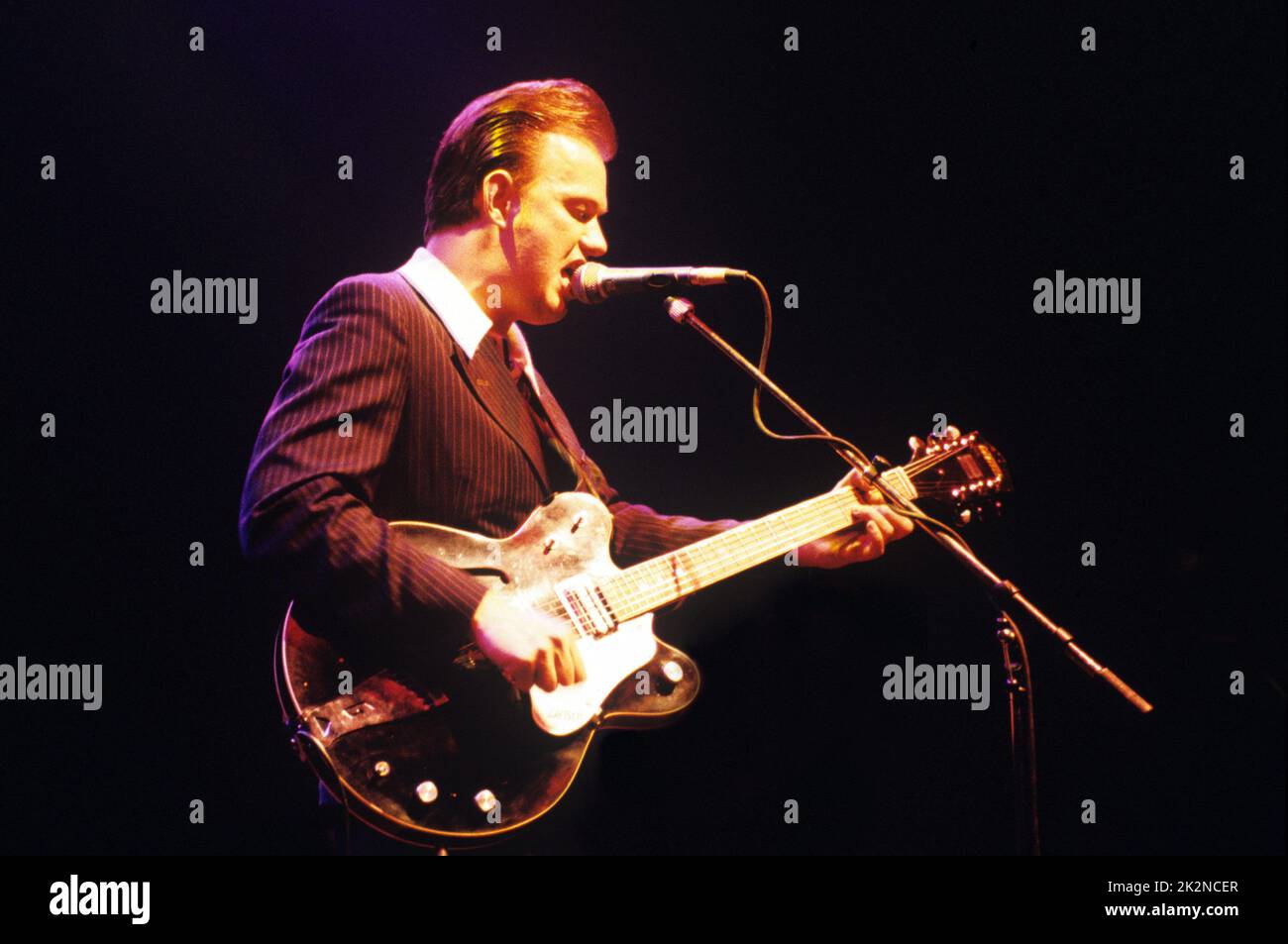 EDWYN COLLINS ; vivre à Shepherd's Bush Empire , Londres, Royaume-Uni ; novembre 1995 ; crédit : Mel Longhurst / Performing Arts Images ; www.performingartsimages.com Banque D'Images