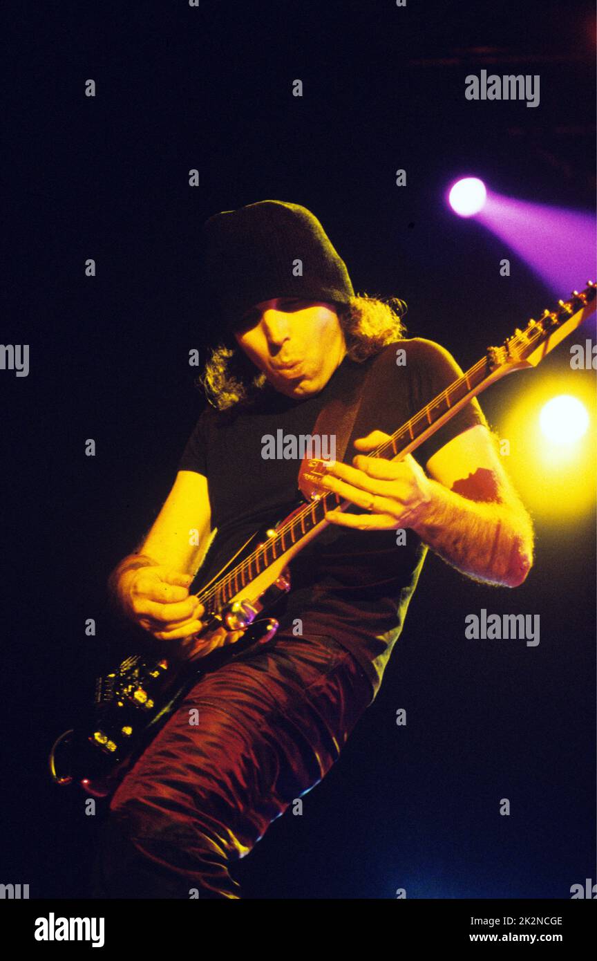 JOE SATRIANI ; vivre à Wembley Arena, Londres, Royaume-Uni ; décembre 1995 ; crédit : Mel Longhurst / Performing Arts Images ; www.performingartsimages.com Banque D'Images