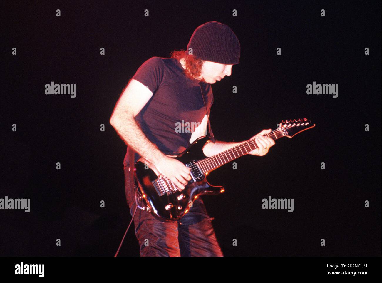 JOE SATRIANI ; vivre à Wembley Arena, Londres, Royaume-Uni ; décembre 1995 ; crédit : Mel Longhurst / Performing Arts Images ; www.performingartsimages.com Banque D'Images