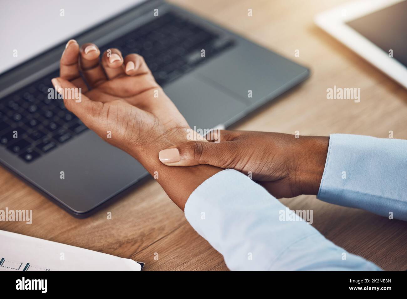 Employé, arthrite et blessures aux mains ou douleurs articulaires, problème de travail médical et de bureau en raison d'un accident. Os, bras ou poignet cassés avec une femme d'affaires Banque D'Images