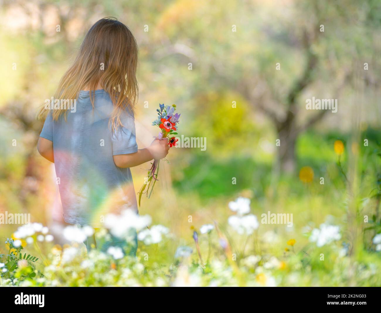 Un enfant heureux sur le terrain floral Banque D'Images