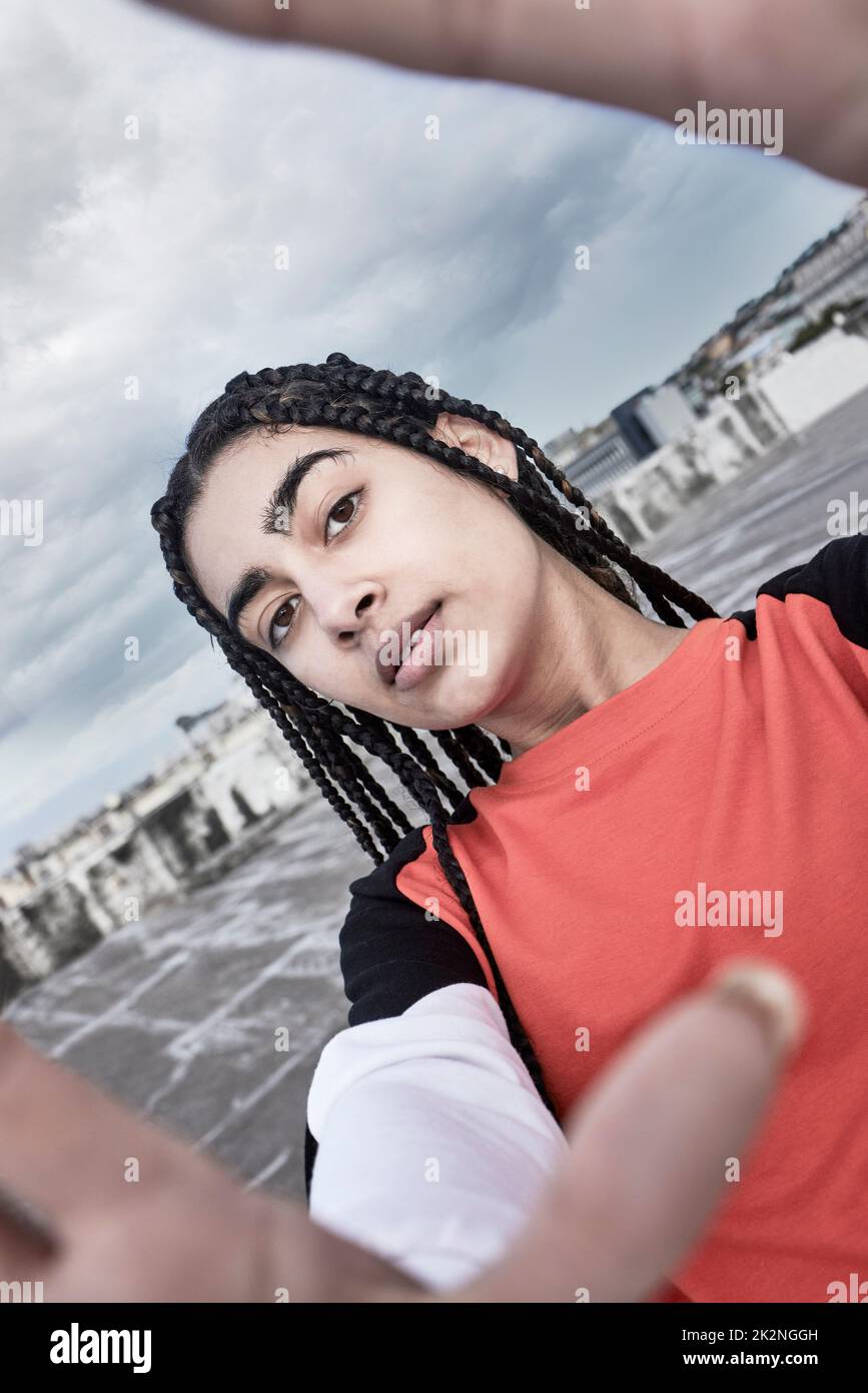 Imaginez-moi rouler. Portrait court d'une jeune danseuse attirante prenant un selfie sur un toit avec un décor orageux. Banque D'Images