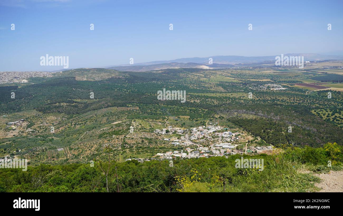 Une vue près d'un monastère de Deir Al-Mukhraqa Carmélite sur la vallée adjacente avec des routes, des colonies et des champs dans le nord d'Israël Banque D'Images