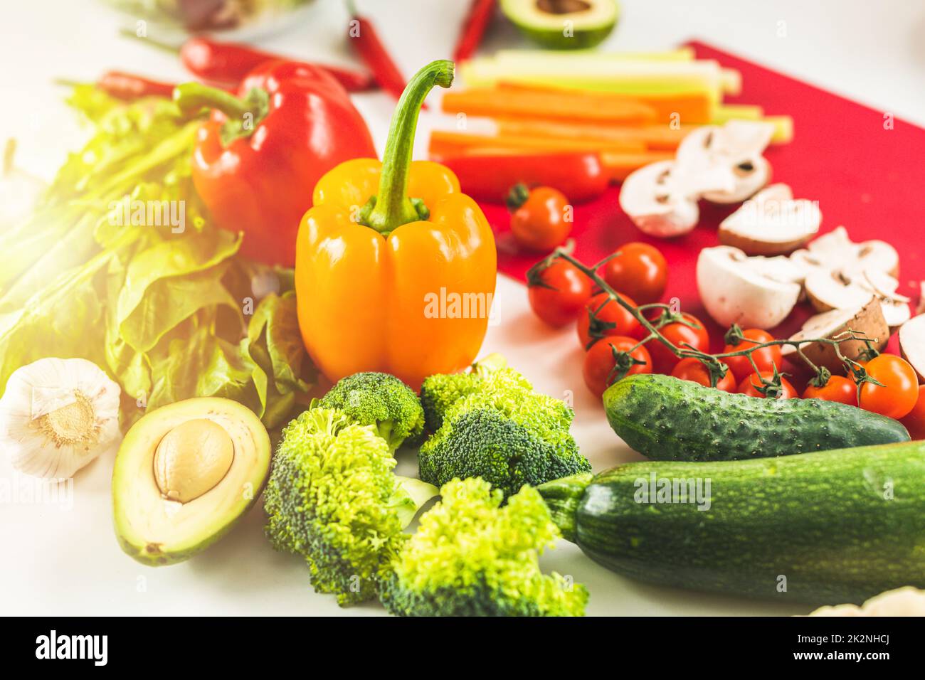 Légumes frais colorés, riches en nutriments et vitamines, à utiliser comme ingrédients de nombreuses recettes Banque D'Images