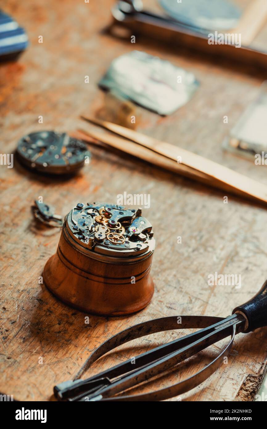 Accent sélectif sur le mécanisme démantelé d'une ancienne montre Banque D'Images