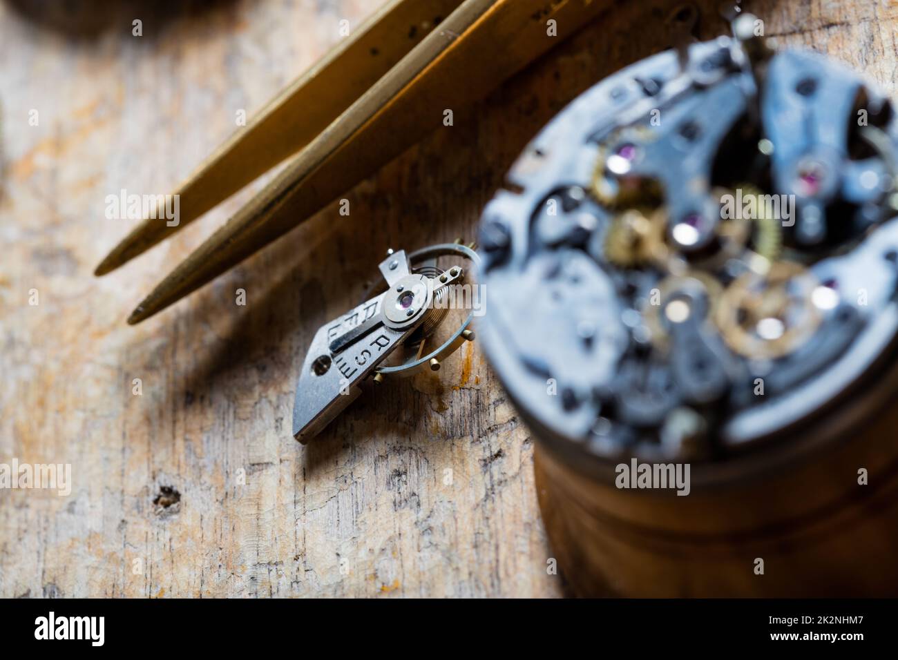 Mécanisme de montre démonté avec pièces de composants et brucelles Banque D'Images