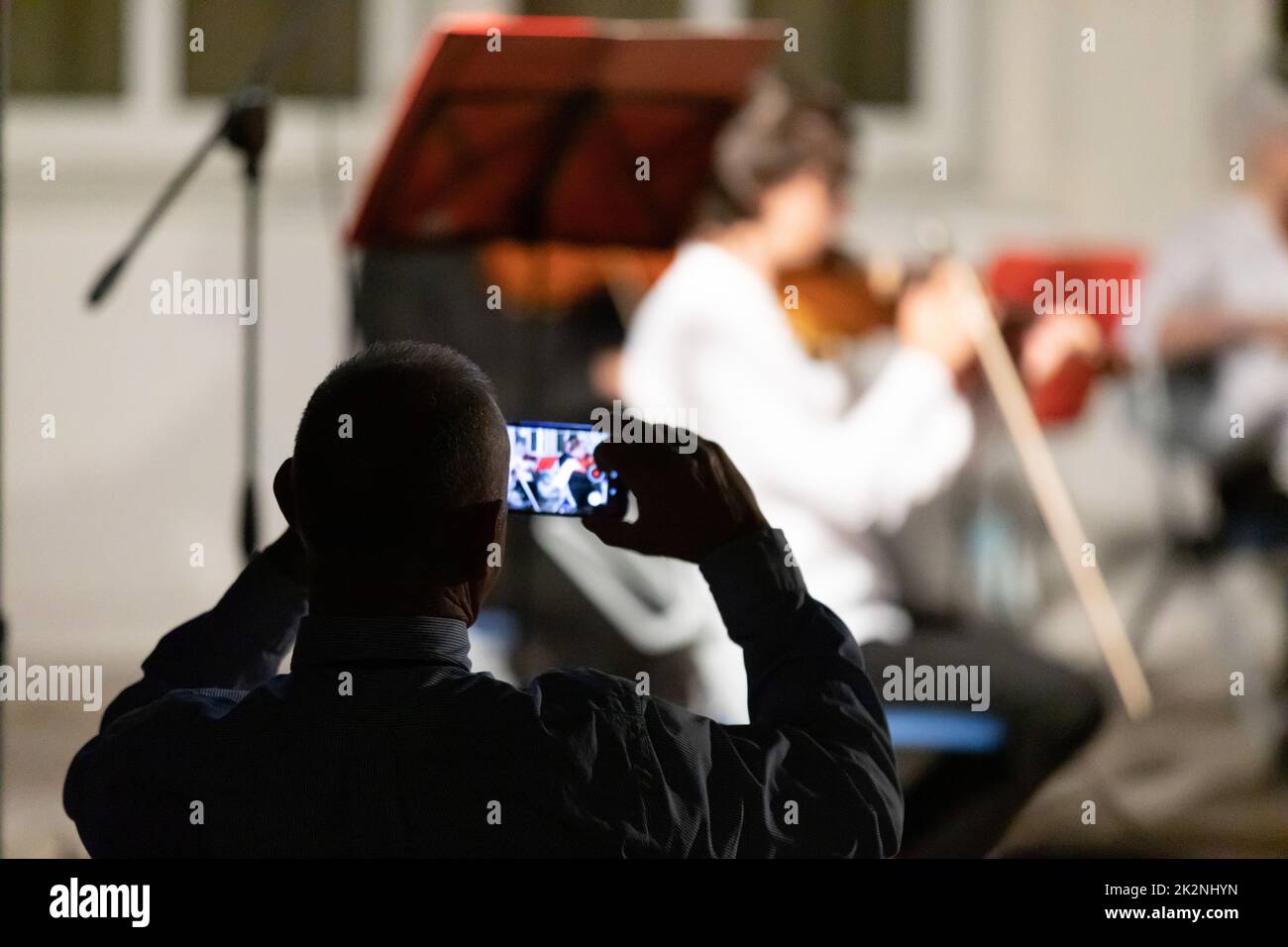 Homme prenant une image sur son téléphone portable Banque D'Images