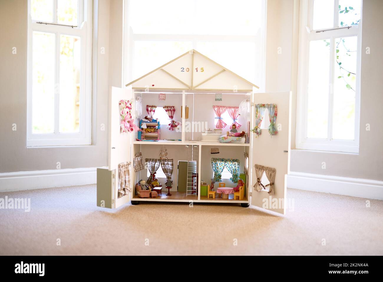Les poupées à la maison. Photo d'une maison de poupées dans une pièce vide. Banque D'Images
