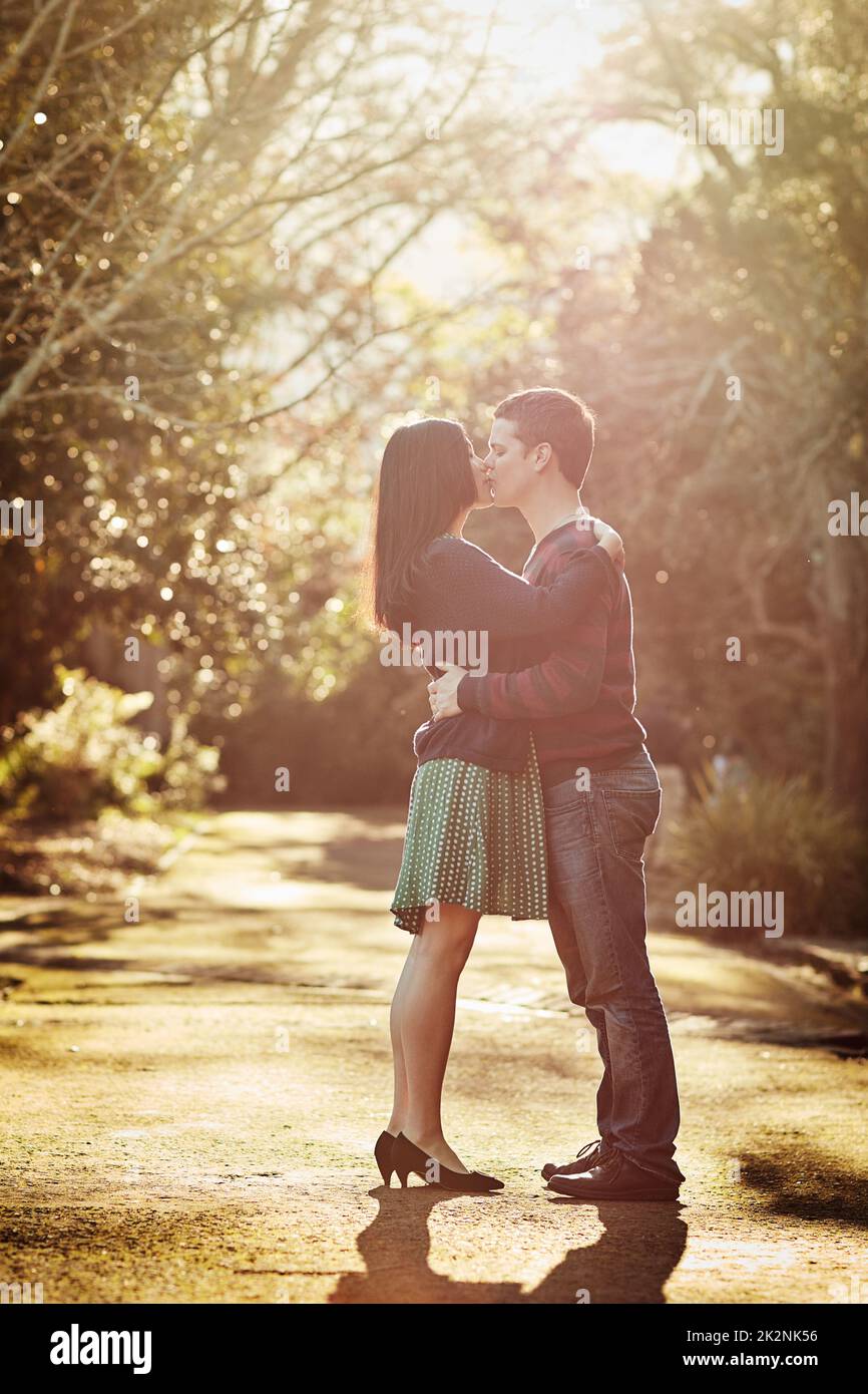 Theres quelque chose de magique au sujet de l'amour vrai. Photo d'un jeune couple affectueux qui embrasse l'extérieur. Banque D'Images