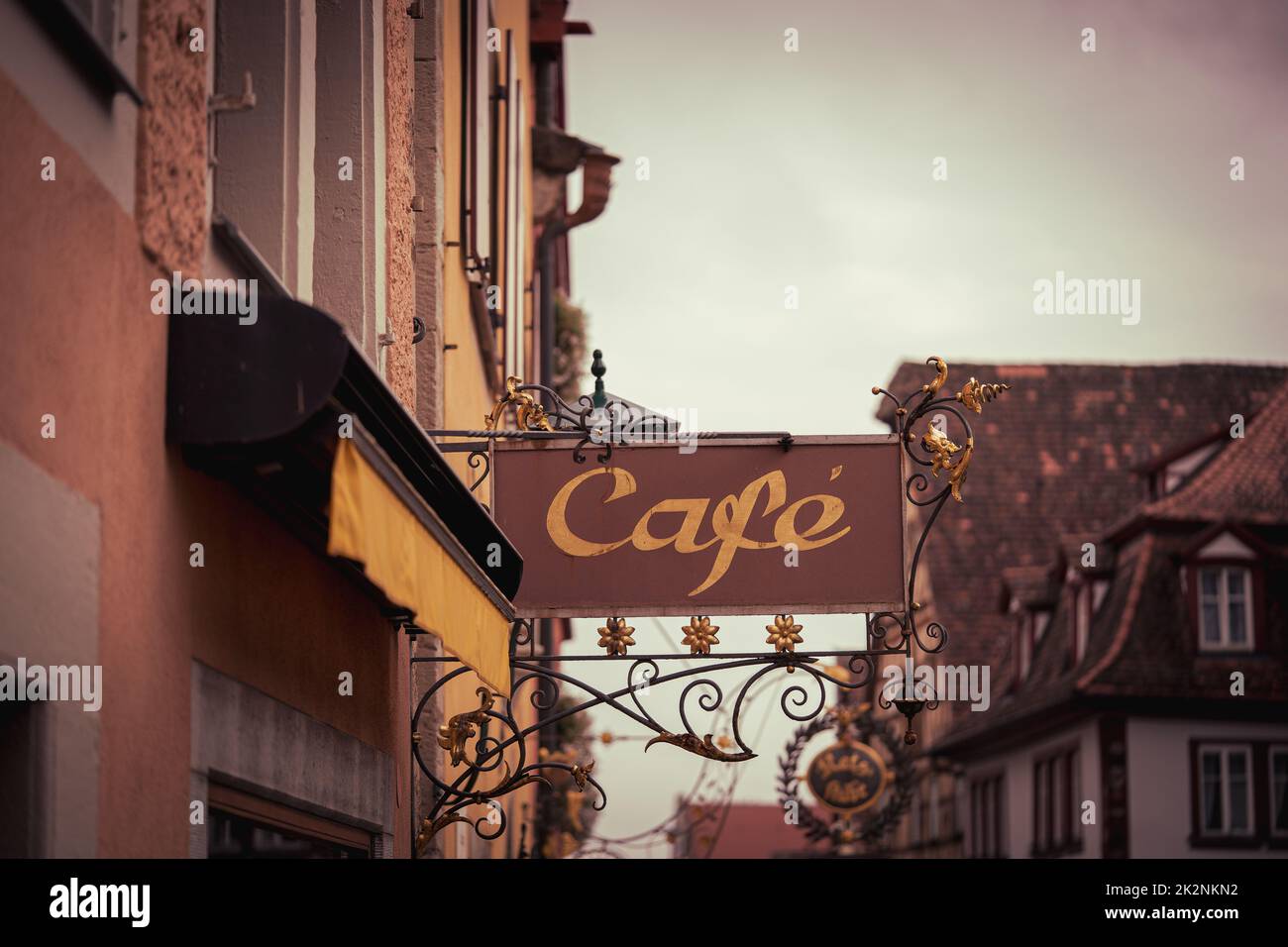 Une photo d'époque d'un café, une enseigne de café avec un beau dessin de métal dans la rue de Rothenberg Banque D'Images