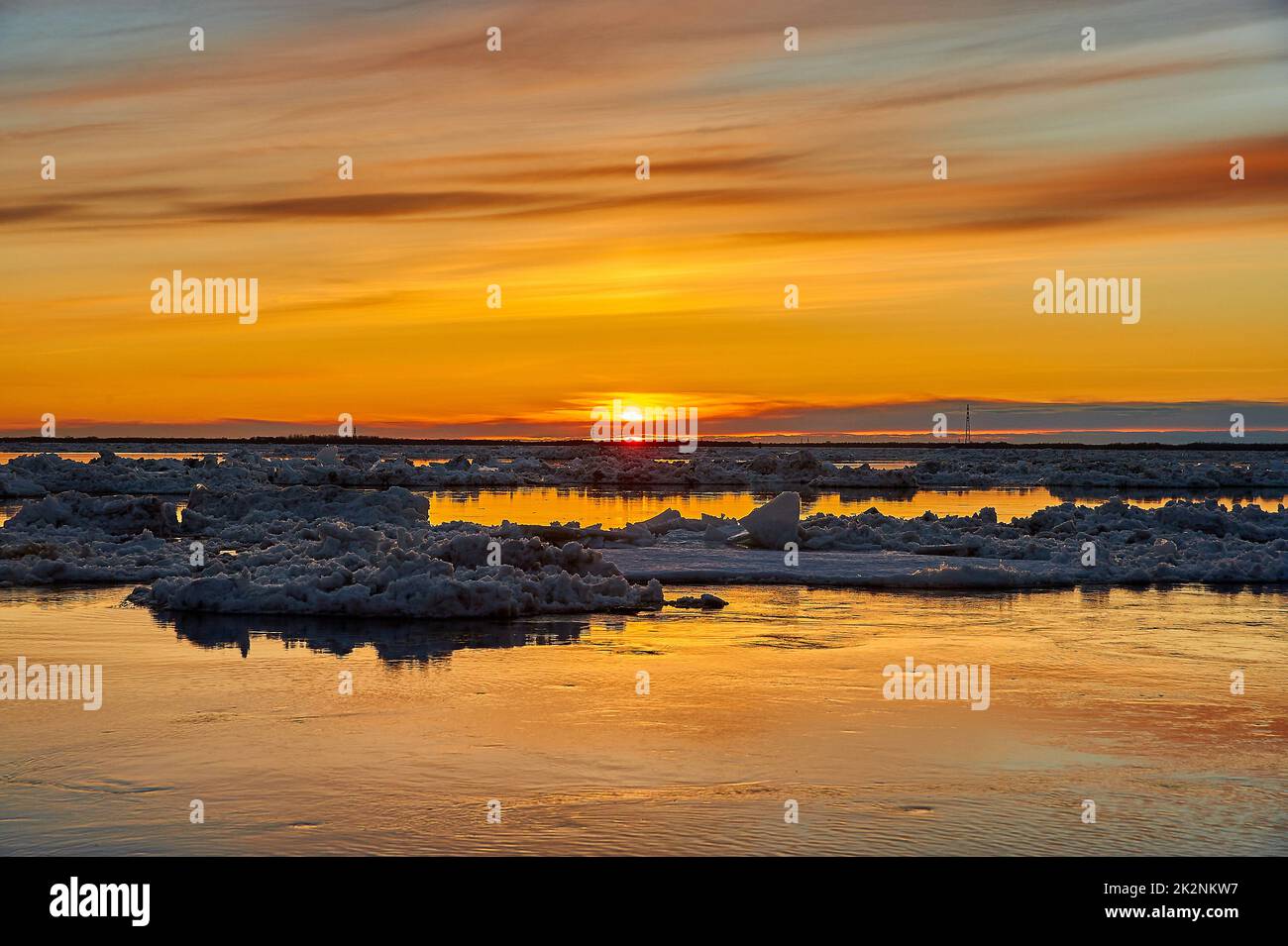 Coucher de soleil sur la rivière pendant une dérive de glace Banque D'Images