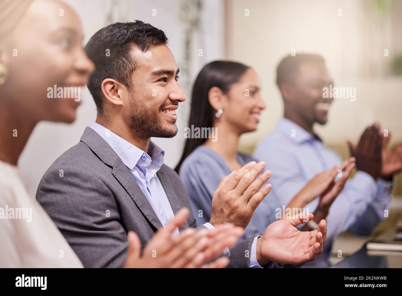 Célébrez le succès de vos collègues. Photo d'une équipe de collègues de travail qui applaudisse lors d'une réunion d'affaires. Banque D'Images