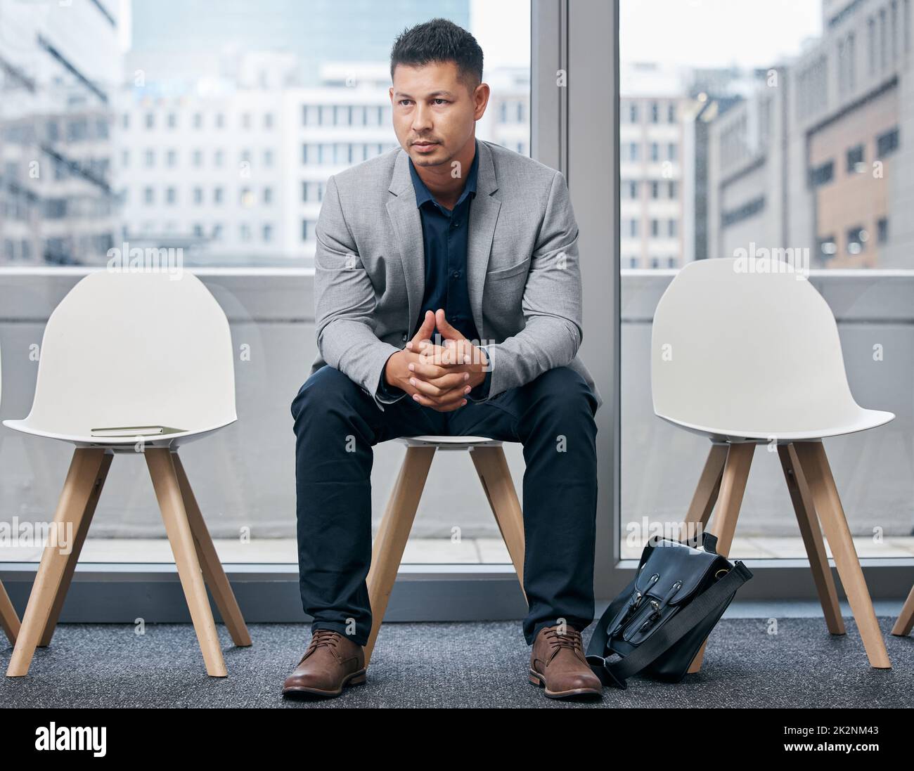 En attente d'être appelé. Photo d'un jeune homme d'affaires assis dans une salle d'attente. Banque D'Images