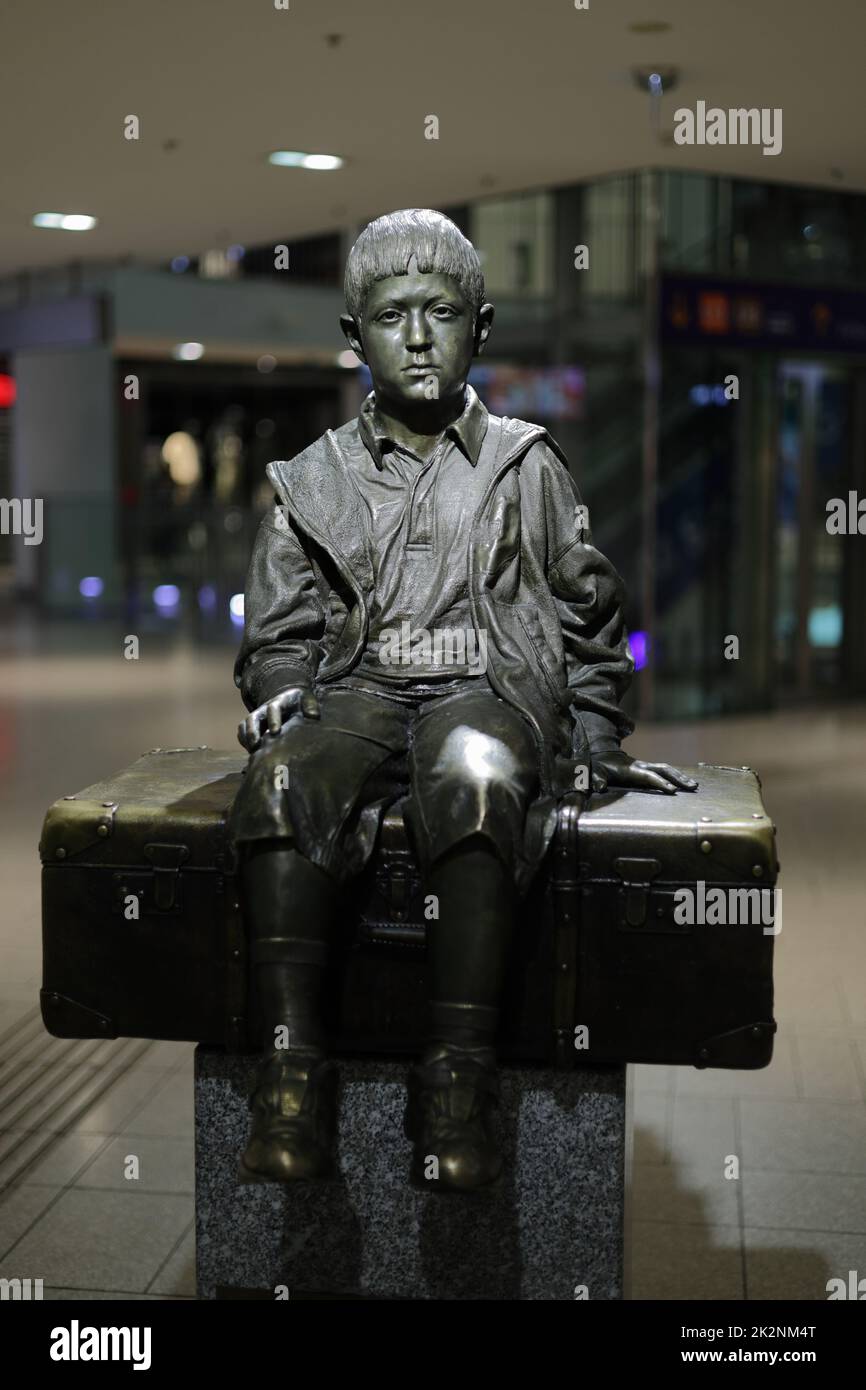 Une statue de garçon à la gare de Wien Westbahnhof Banque D'Images