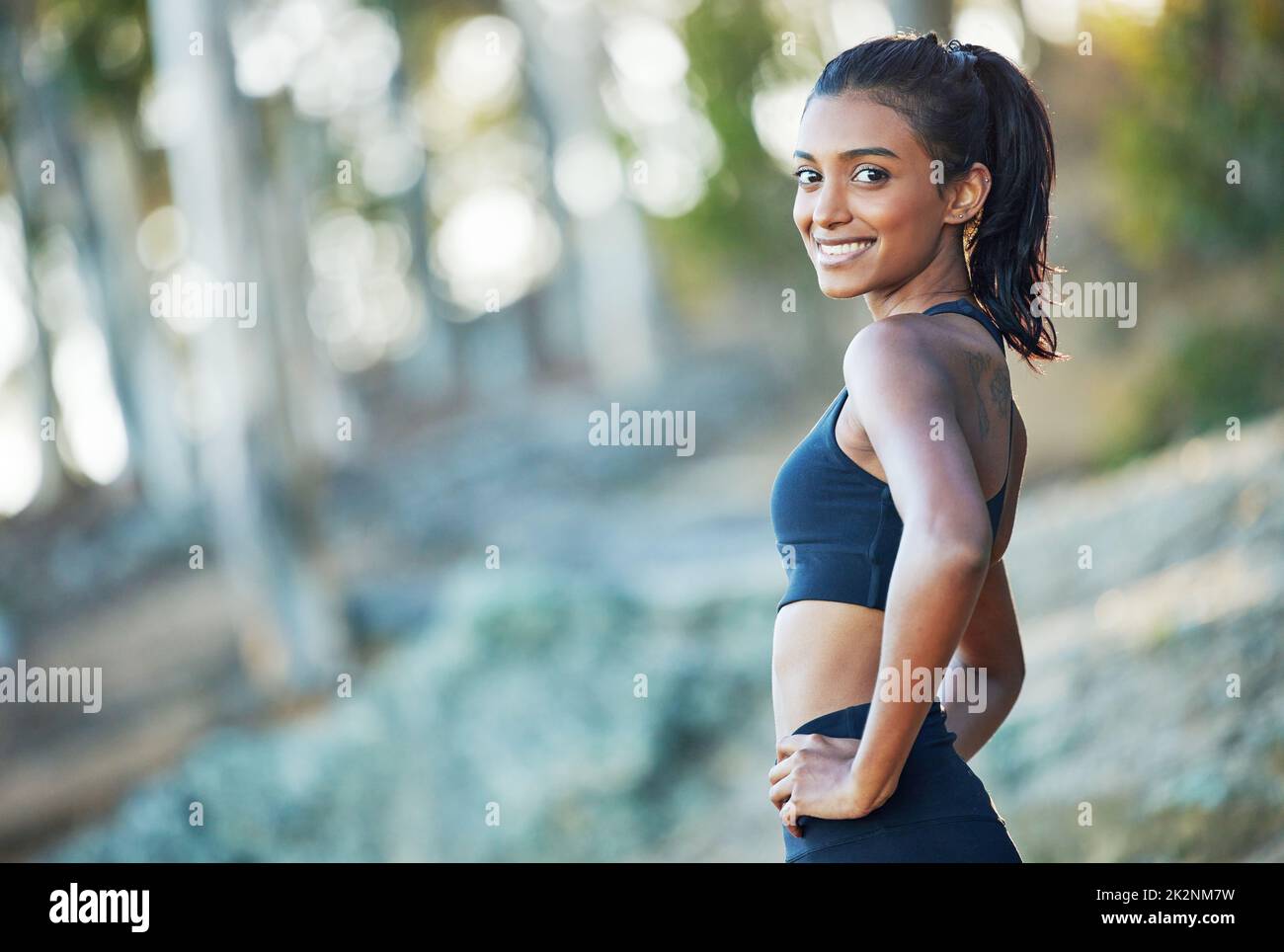 Faites de votre corps la tenue la plus sexy que vous possédiez. Une jeune femme  sportive posant sur un fond gris Photo Stock - Alamy