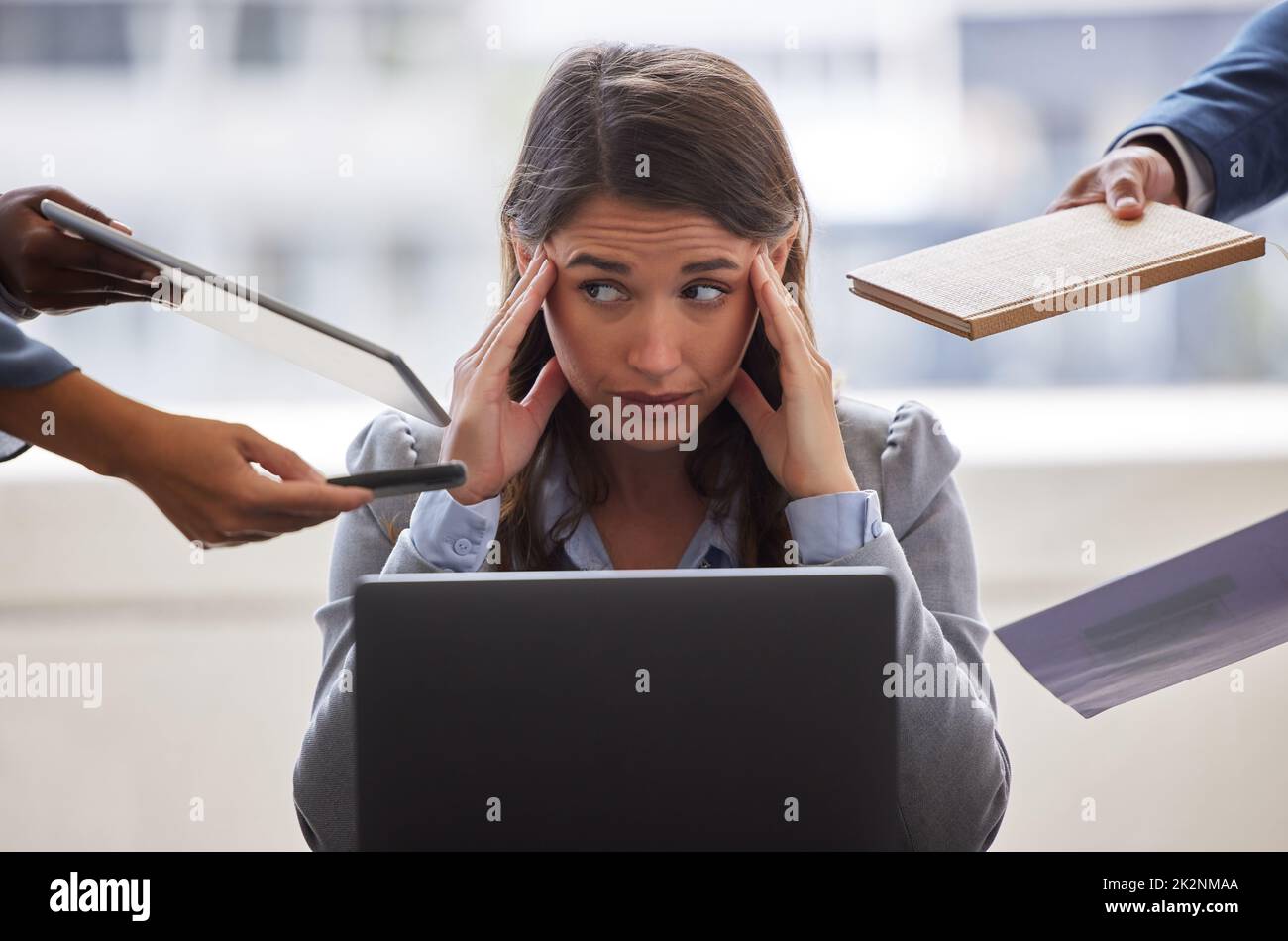 Je ne suis pas en face aujourd'hui. Photo d'une femme d'affaires qui se trouve submergée dans un environnement de bureau exigeant. Banque D'Images