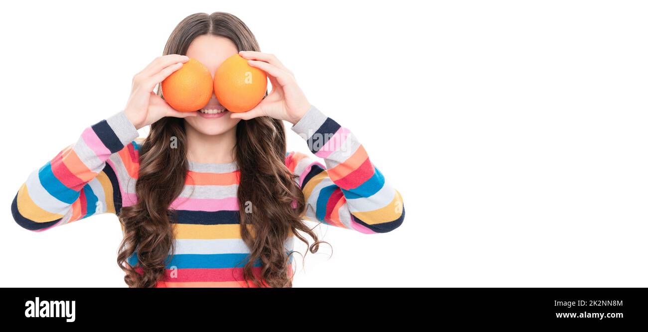 look. vitamine et régime alimentaire. alimentation saine pour les enfants. santé infantile. agrumes. Portrait de fille d'enfant avec affiche horizontale orange. Bannière Banque D'Images