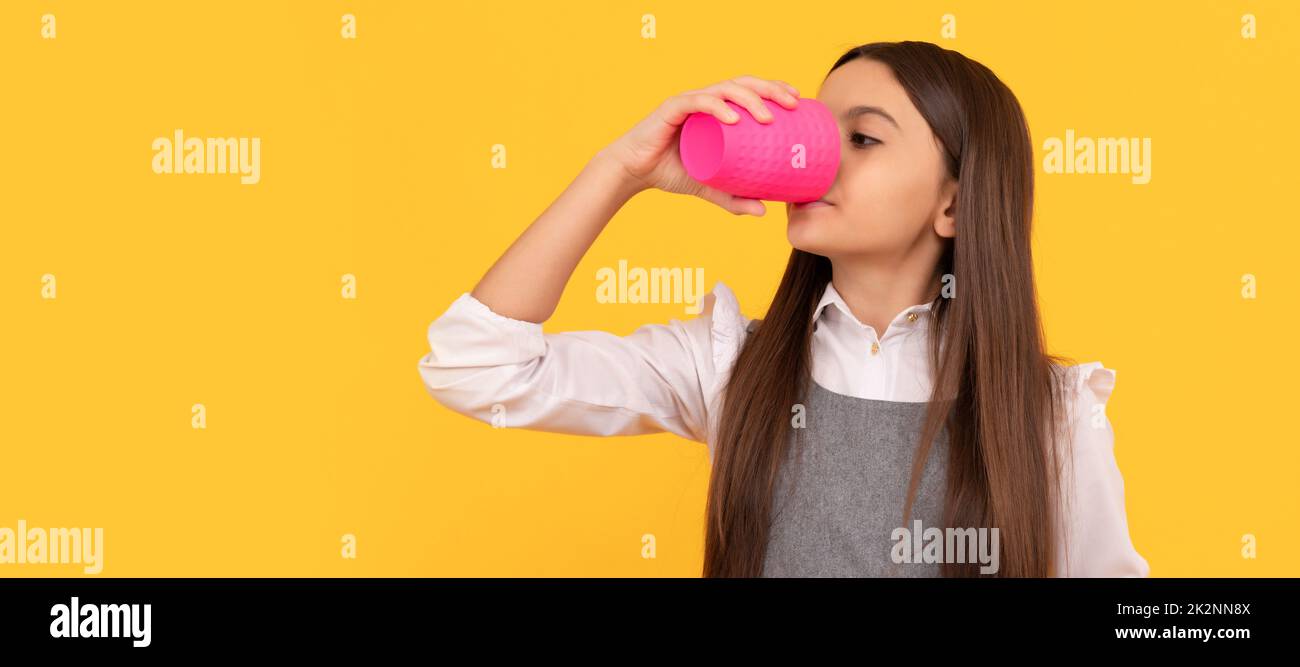 Fille soif boisson enfant boisson de la tasse en plastique tenant le panneau publicitaire pour l'espace de copie, soif. Affiche horizontale. En-tête de bannière Web, copie Banque D'Images