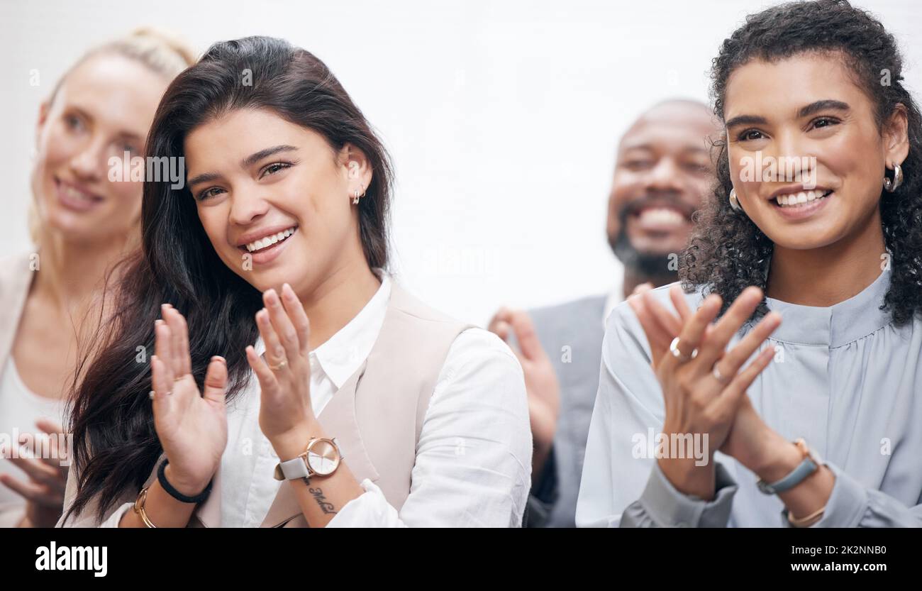 Mettre les mains ensemble. Photo rognée de deux jeunes femmes d'affaires attirantes et de leurs collègues applaudissant lors d'un séminaire dans la salle de conférence. Banque D'Images
