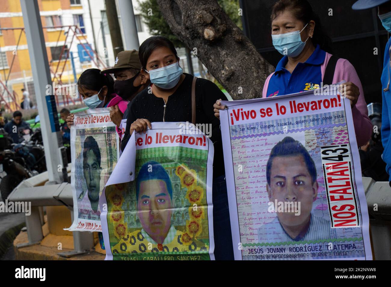 22 septembre 2022, Mexico, Mexique. Des étudiants et des parents des 43 élèves disparus d'Ayotizinapa ont organisé un rassemblement devant le Bureau du Procureur général de la République. Au cours de l'événement, ils ont dénoncé le manque de justice près de 8 ans après le crime. Après cela, certains étudiants ont lancé des cocktails Molotov qui ont fait 6 blessés parmi les policiers. Sur 22 septembre 2022 à Mexico, Mexique. (Photo par Alex Dalton/Eyepix Group/Sipa USA) Banque D'Images