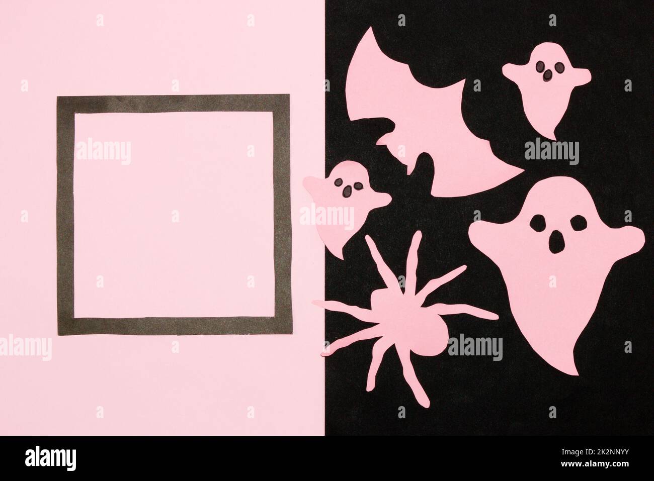 Arrière-plan rose-noir sur la partie noire monstres roses, sur la partie rose cadre noir comme espace de copie, Creative Halloween concept, flta lay, papier artisanat Banque D'Images
