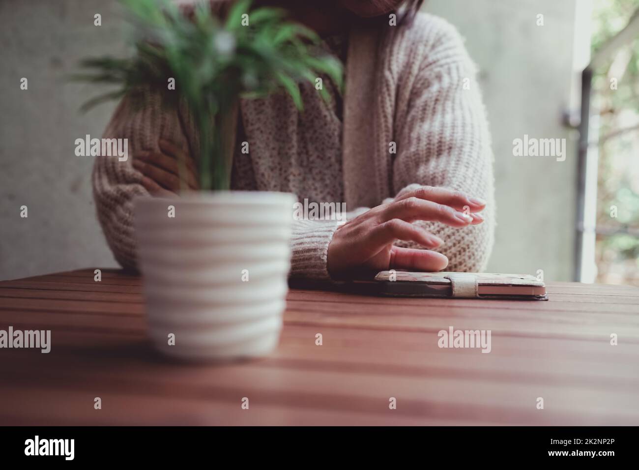 Les femmes ont croisé des plantes feuillages et des bras Banque D'Images