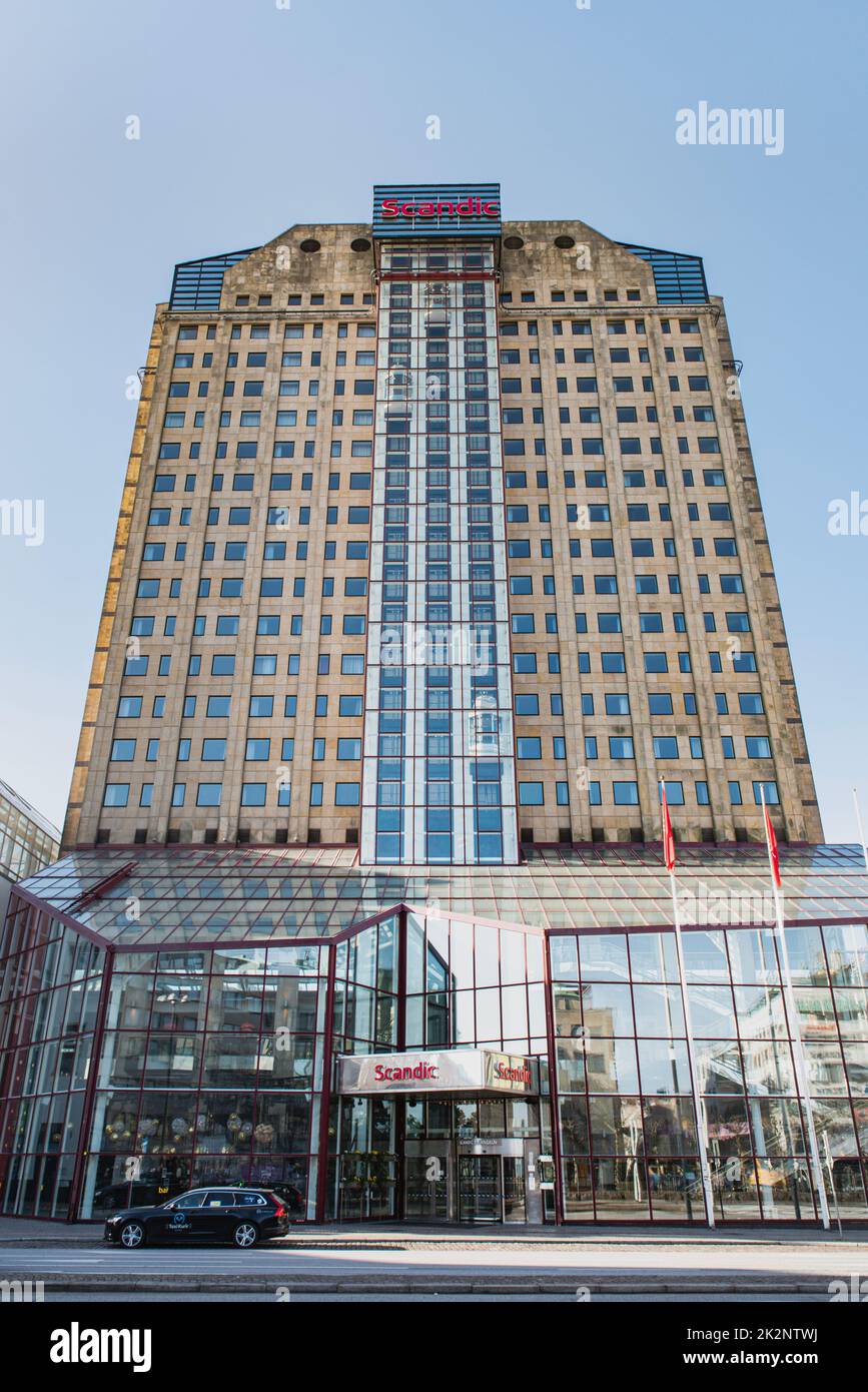 Grand bâtiment moderne de l'hôtel ou de l'hébergement Scandic de Malmö. Haut gratte-ciel moderne et austère du Scandic dans le centre-ville. Malmö, Suède Banque D'Images