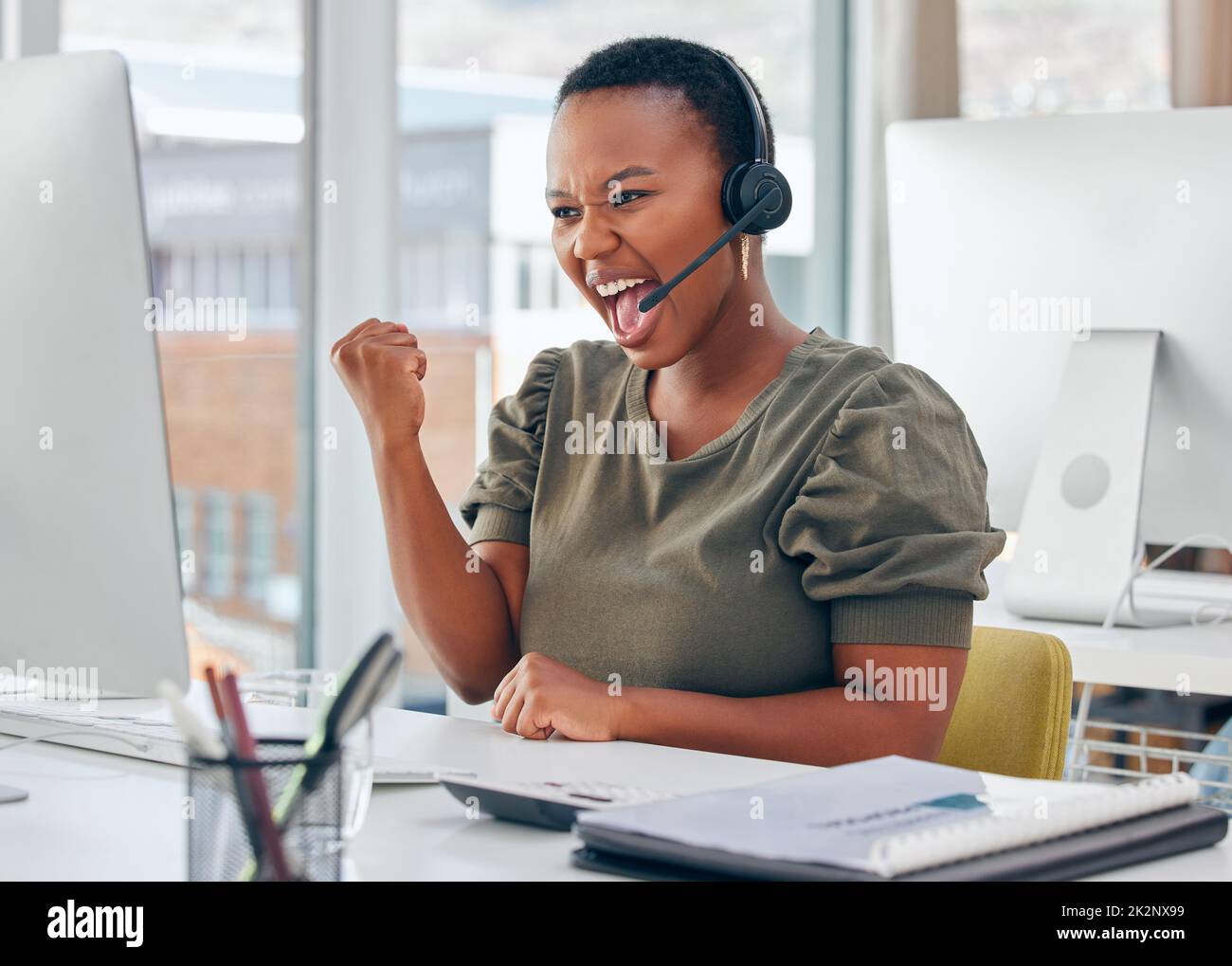 Je fais plus de ventes que quiconque dans mon équipe. Photo d'une femme d'affaires qui a l'air gaie en travaillant dans un centre d'appels. Banque D'Images