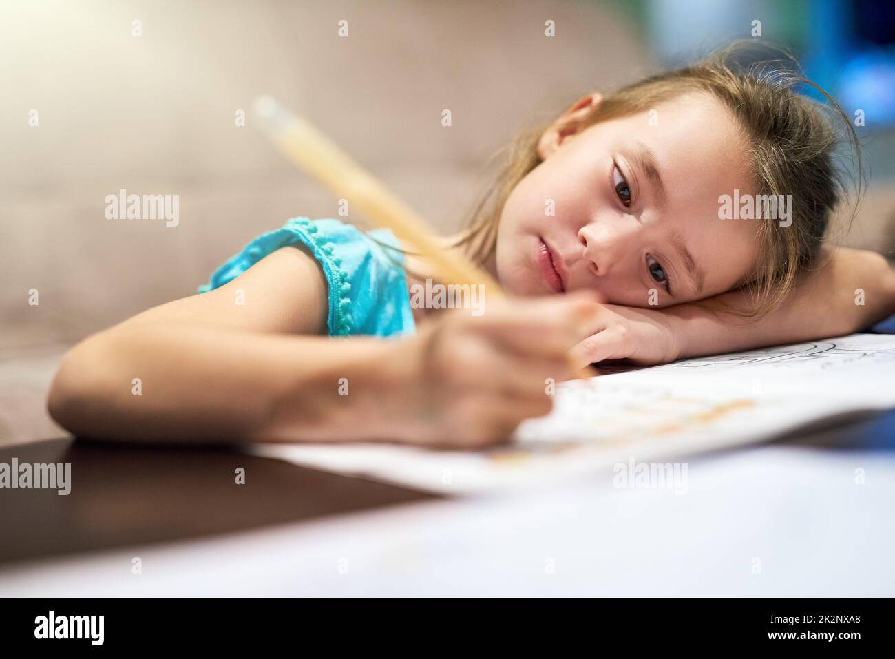 La créativité peut avoir un effet apaisant sur les enfants. Photo rognée d'une petite fille à colorier dans une photo. Banque D'Images