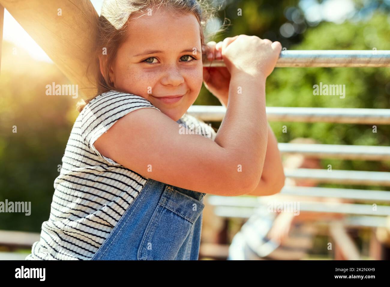 Le meilleur moment pour jouer. Portrait d'une petite fille jouant sur la jungle gym au parc. Banque D'Images