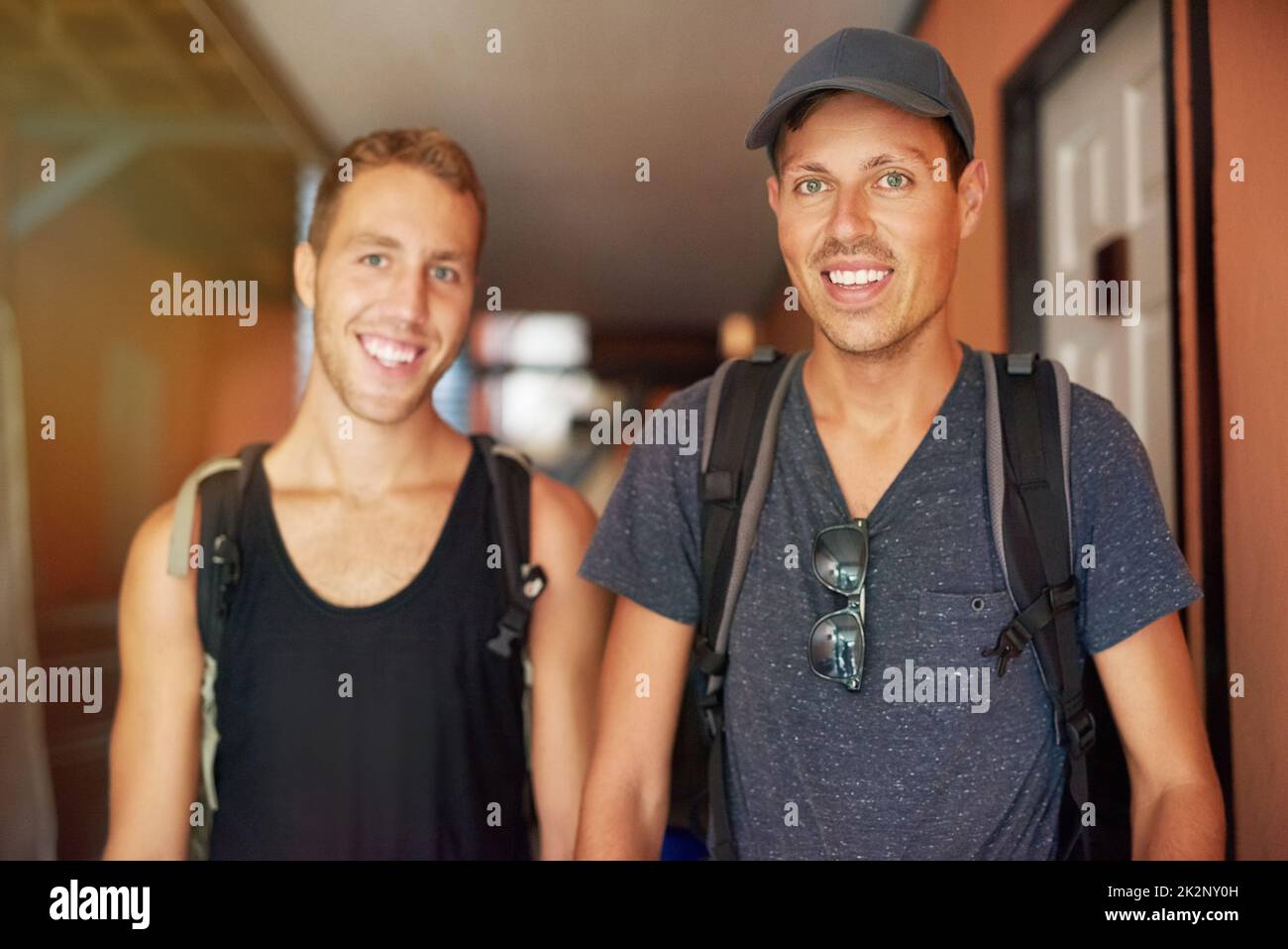 Partenaires de voyage et meilleurs amis. Portrait de deux jeunes amis souriants portant des sacs à dos voyageant ensemble en Thaïlande. Banque D'Images