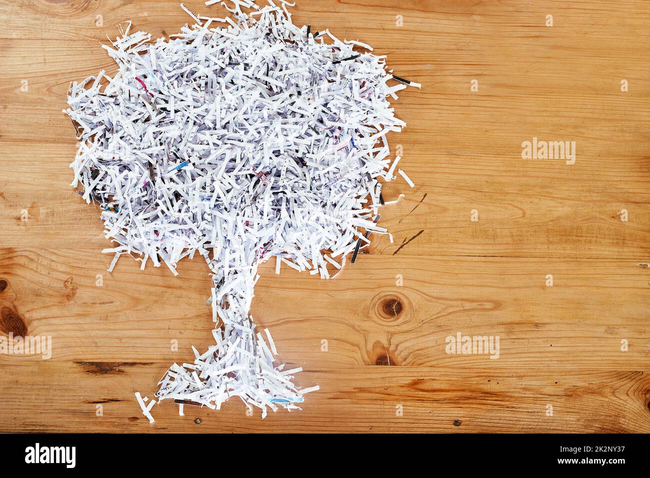 Enregistrez l'environnement. Recyclez. Studio photo de papier déchiqueté disposé en forme d'arbre sur une table en bois. Banque D'Images