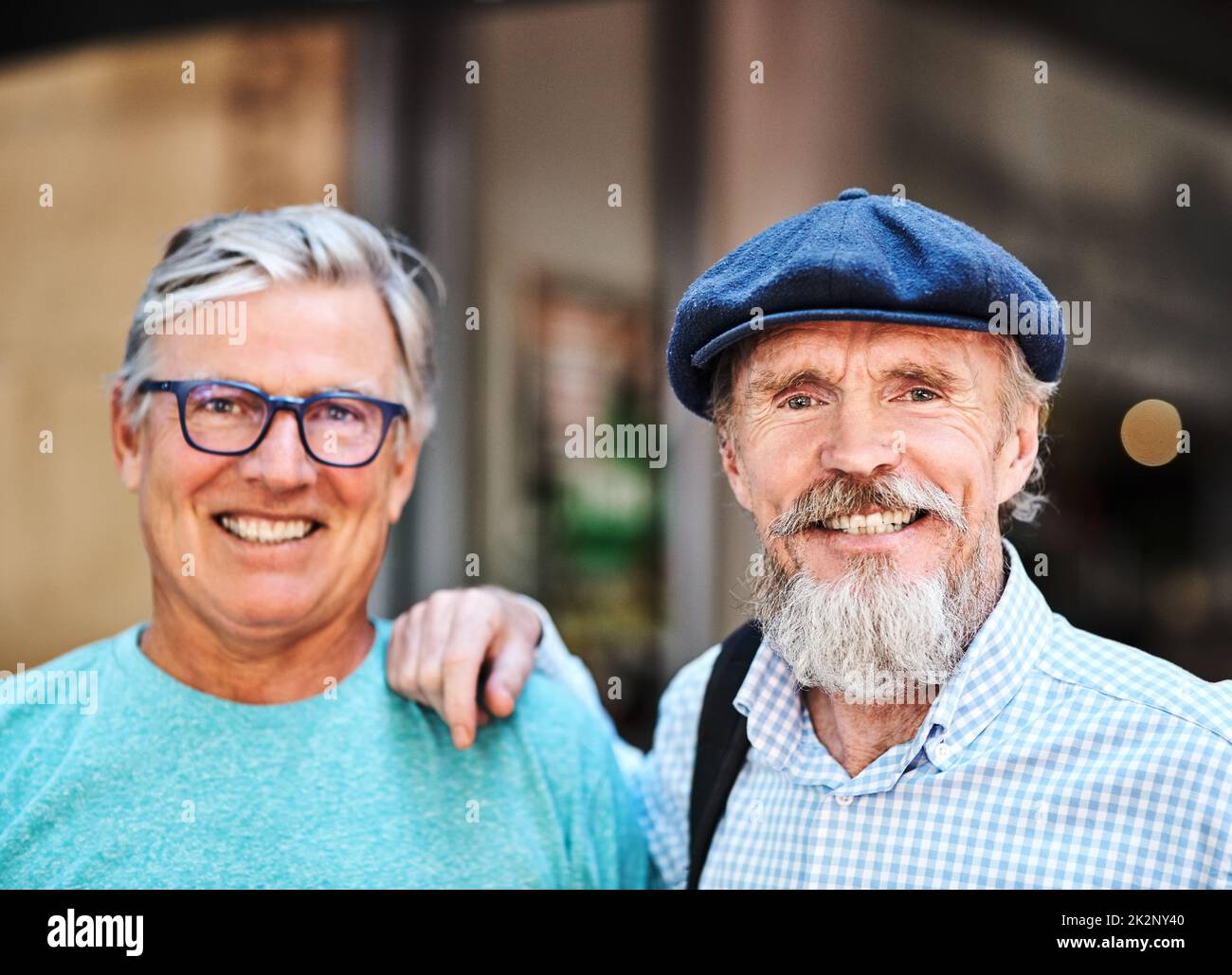 La vraie amitié ne s'améliore qu'avec l'âge. Portrait de deux amis âgés se posant ensemble à l'extérieur de leur café préféré. Banque D'Images