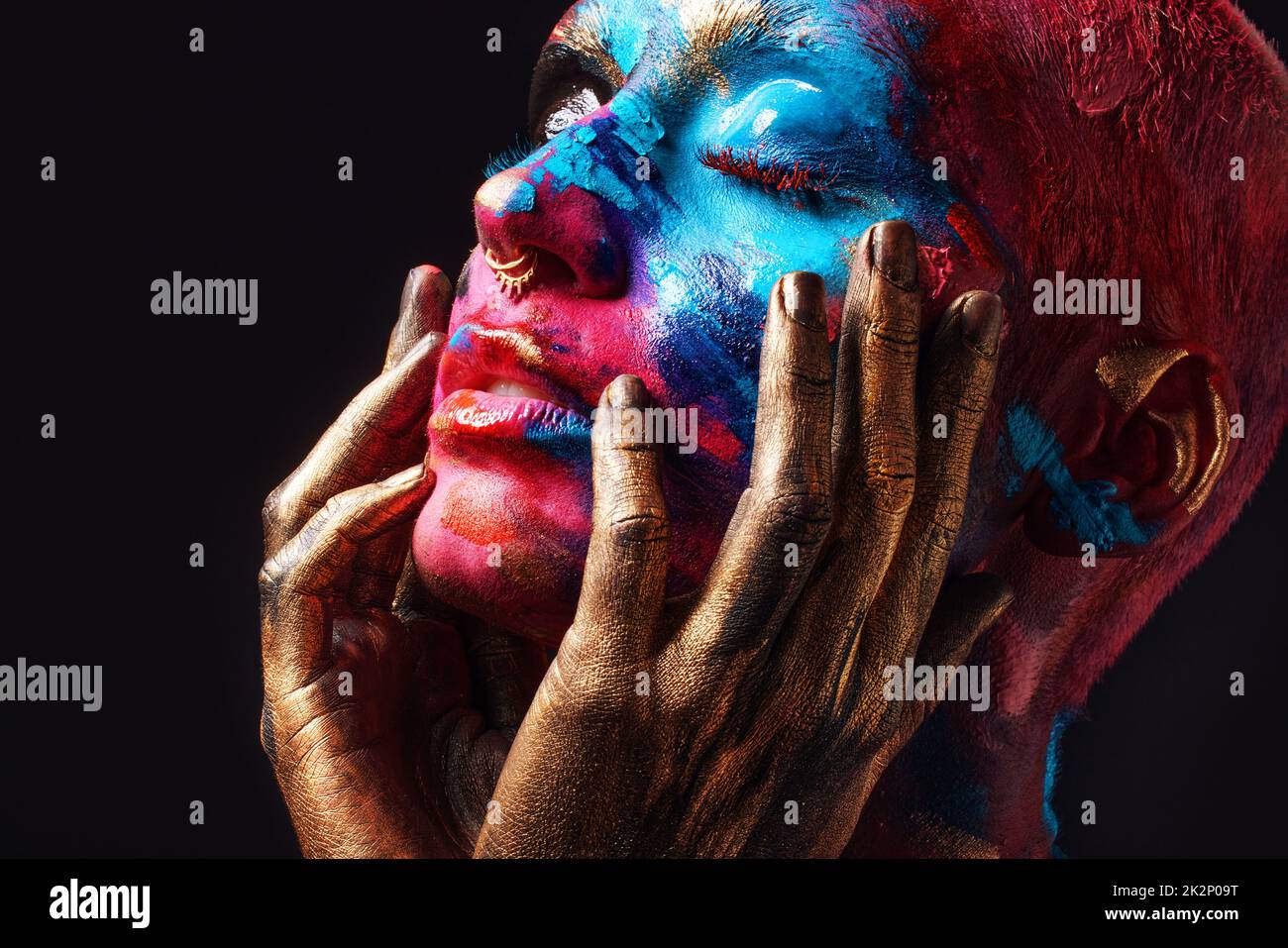 Je suis moi et personne d'autre. Photo d'une jeune femme attrayante posant seule dans le studio avec de la peinture sur son visage. Banque D'Images