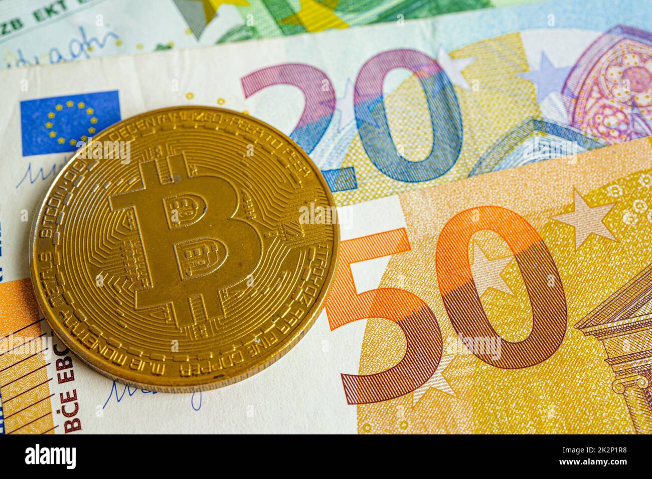Bitcoin d'or sur les billets en euros argent pour les affaires et le commerce, monnaie numérique, crypto-monnaie virtuelle. Banque D'Images