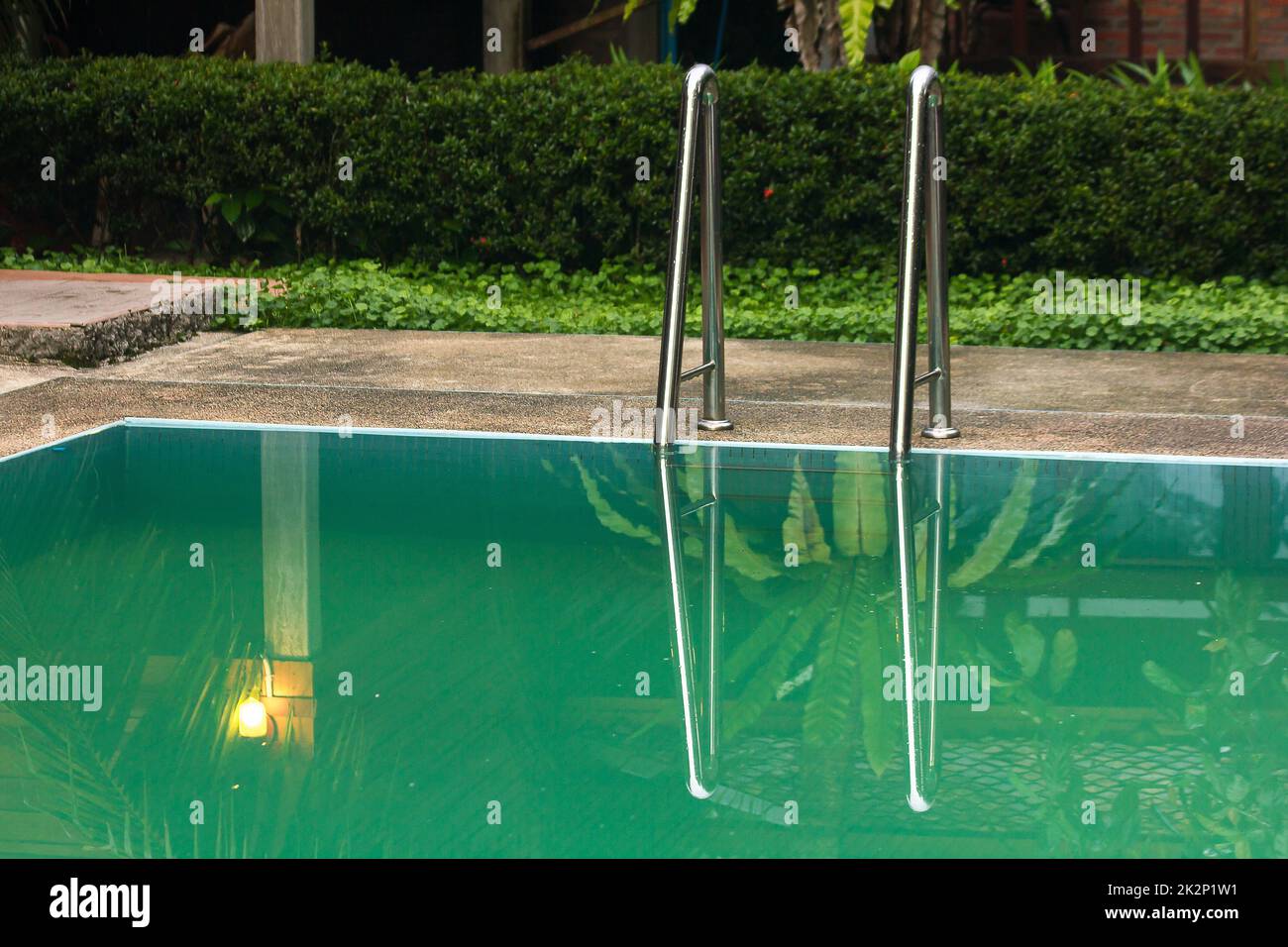 Marchepied populaire en acier inoxydable pour piscine à utiliser pendant longtemps. Banque D'Images