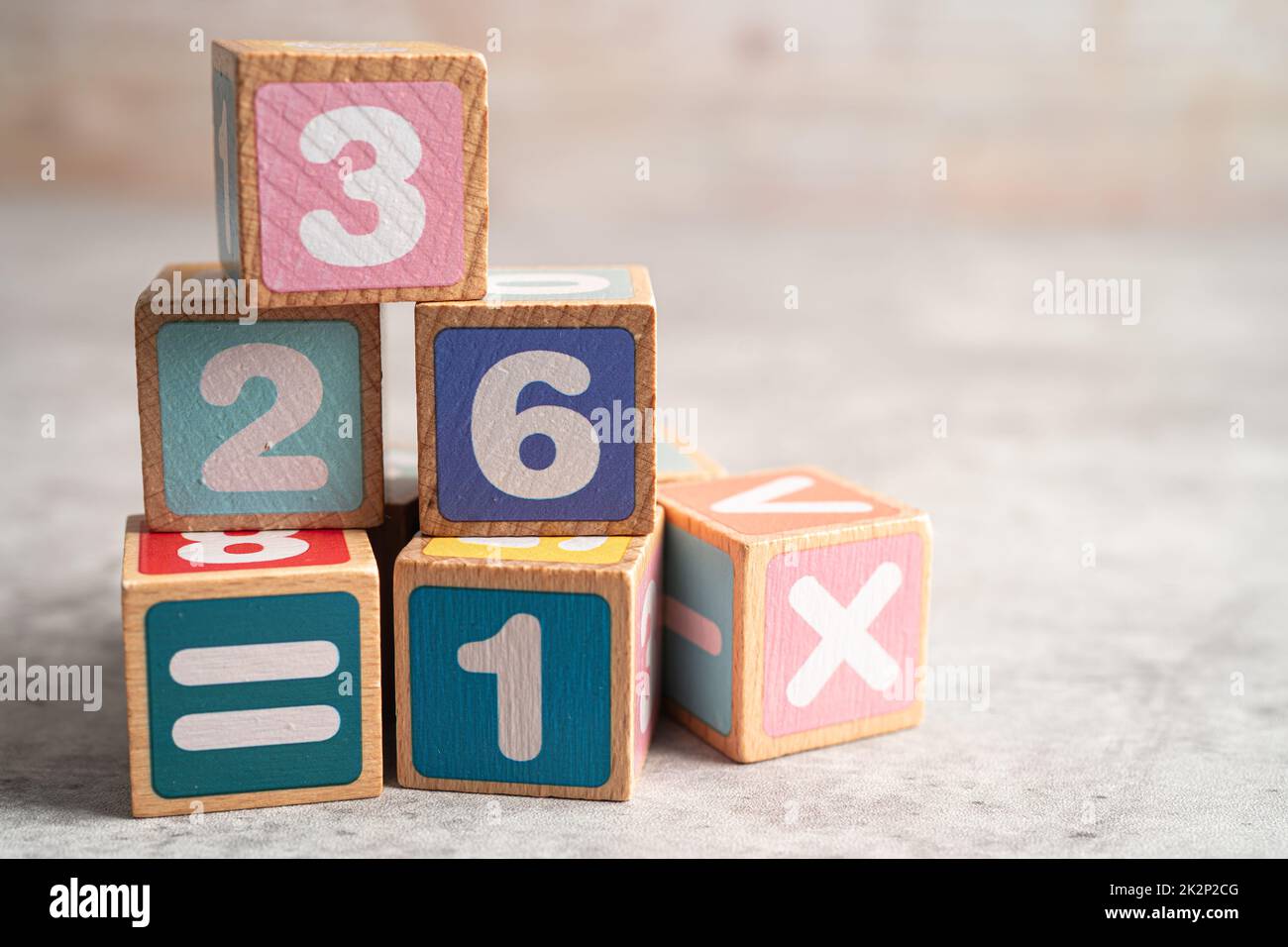 Numéro de mathématiques coloré sur fond blanc, éducation étude mathématiques apprentissage enseigner concept. Banque D'Images