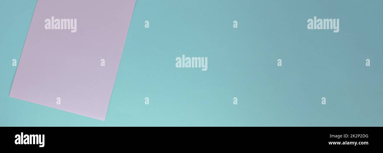 Une feuille de papier blanche déchirée d'un bloc-notes, sur fond bleu avec une copie de l'espace Banque D'Images