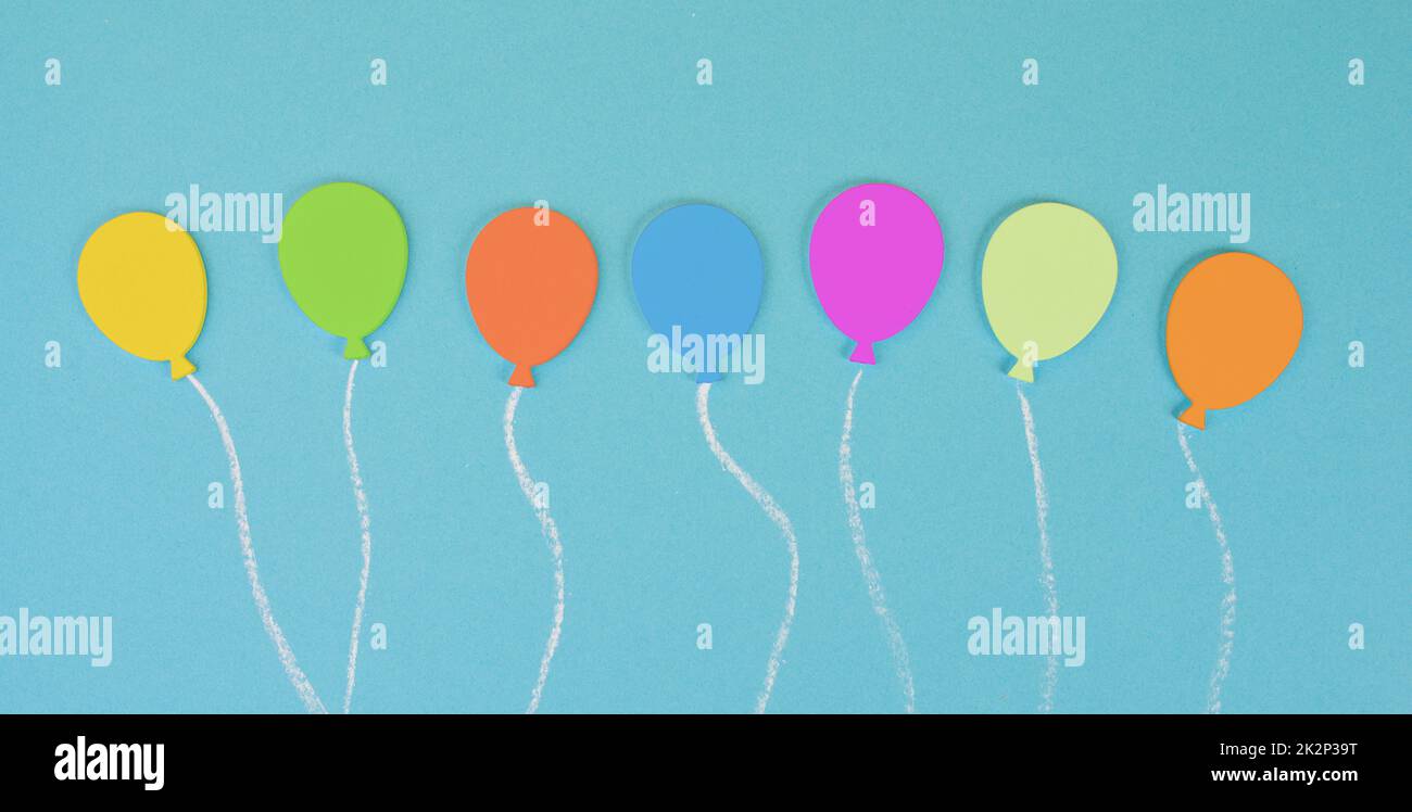 Ballons colorés sur fond bleu, carte de vœux d'anniversaire pour enfants, fêtes joyeuses, espace de texte Banque D'Images