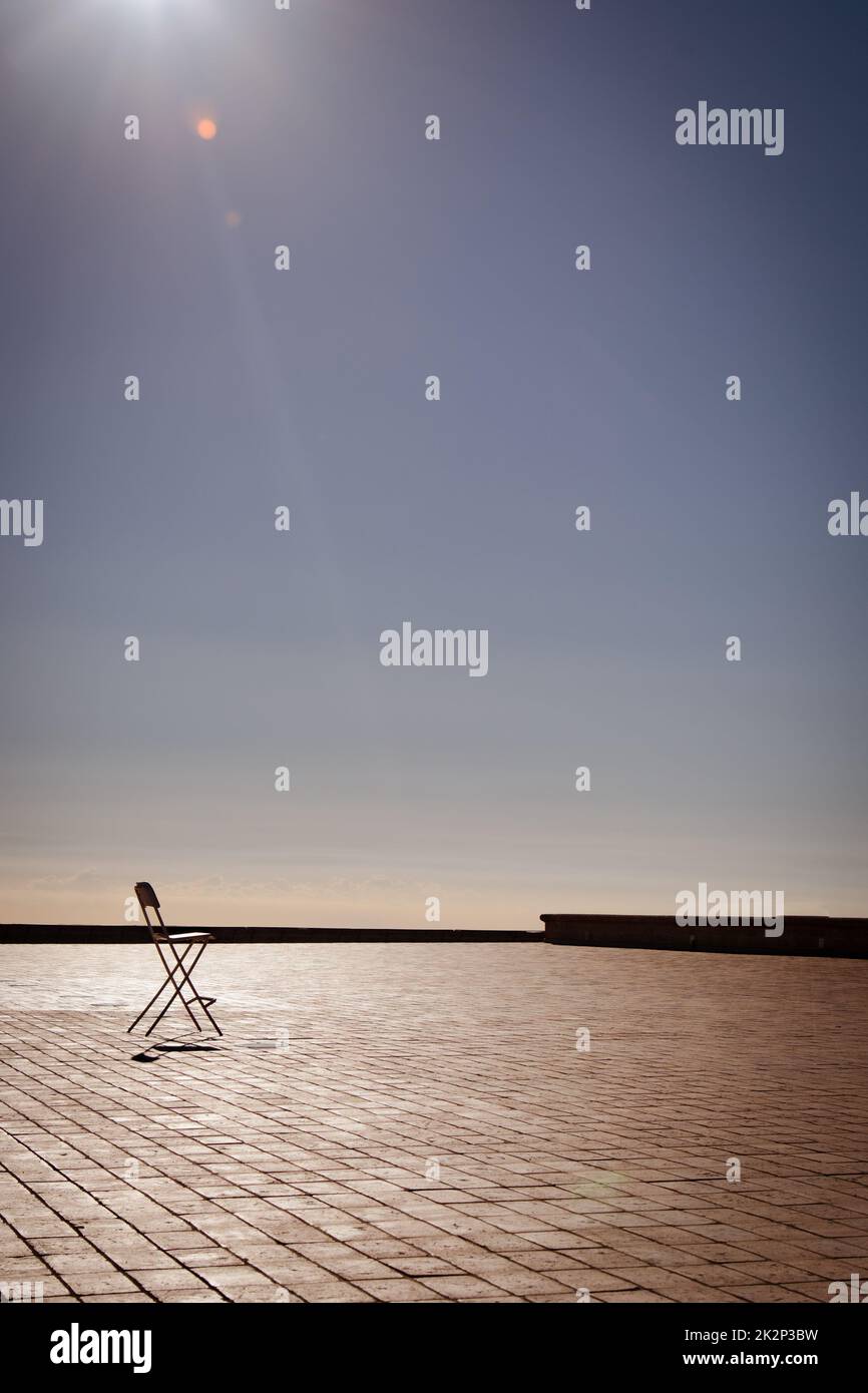 Une chaise en bois debout au milieu d'une scène vide. Concept de solitude avec une chaise Banque D'Images