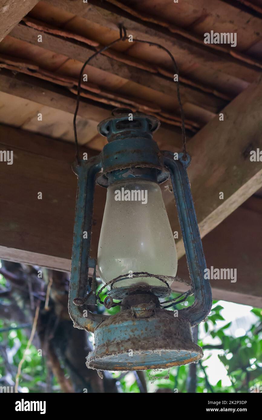 L'ancienne lampe d'ouragan bleue accroché au faisceau Banque D'Images