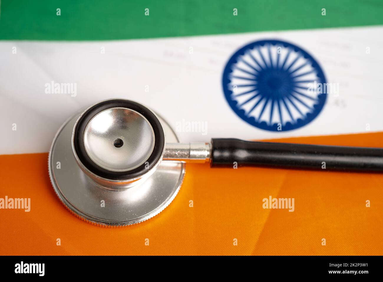 Stéthoscope noir sur fond de drapeau indien, concept d'affaires et de finances. Banque D'Images