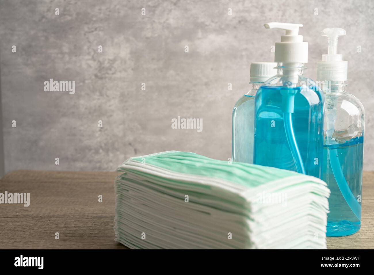 Gel désinfectant à base d'alcool bleu avec masque pour nouveau normal Protect covid19 pandémie de coronavirus. Banque D'Images