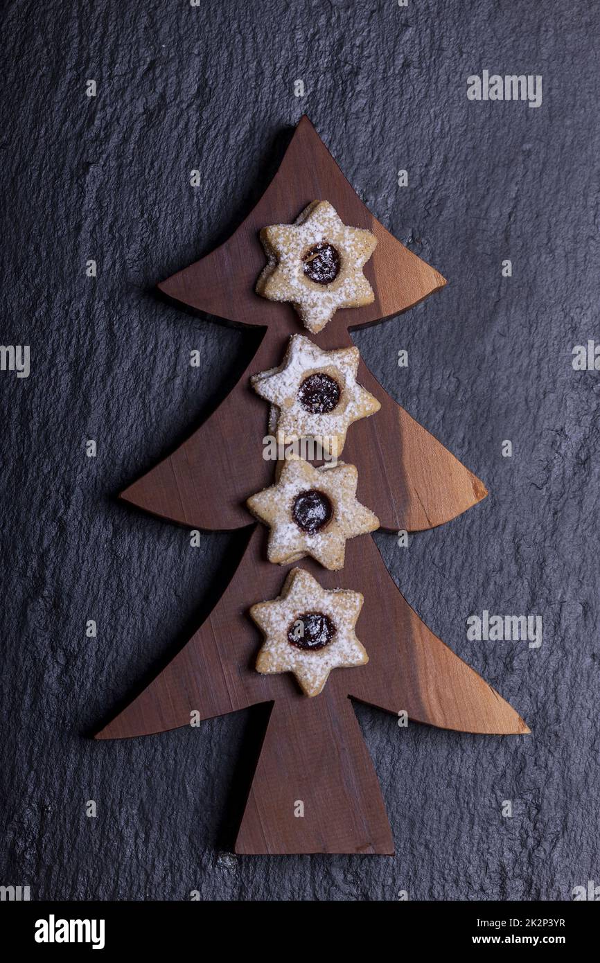 biscuit de noël sur bois sombre Banque D'Images