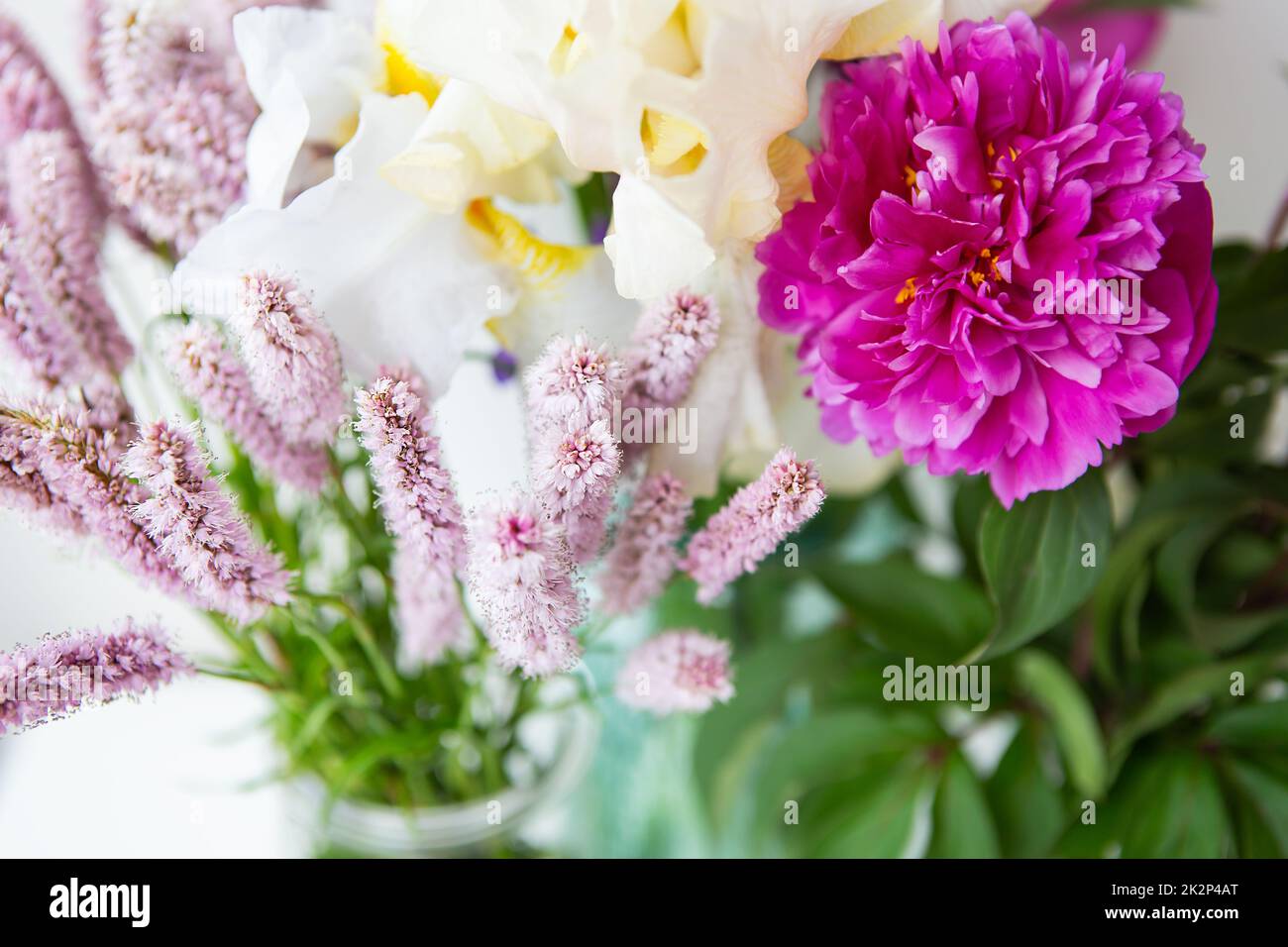 Beau bouquet de différentes belles fleurs. Le concept du travail d'un fleuriste dans un fleuriste. Banque D'Images