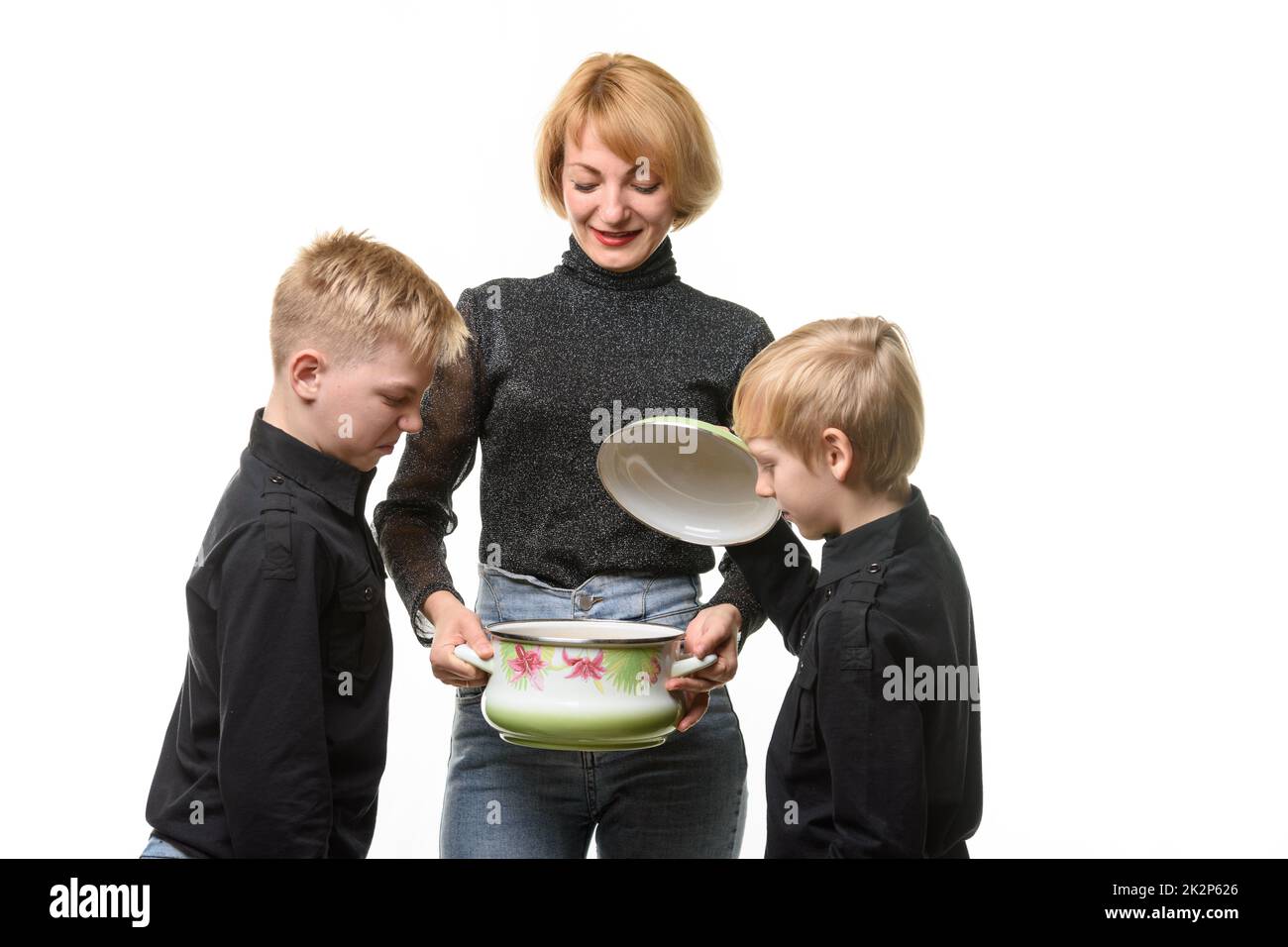Maman a fait de la soupe, les enfants ont ouvert le pot et n'ont pas aimé la nourriture Banque D'Images