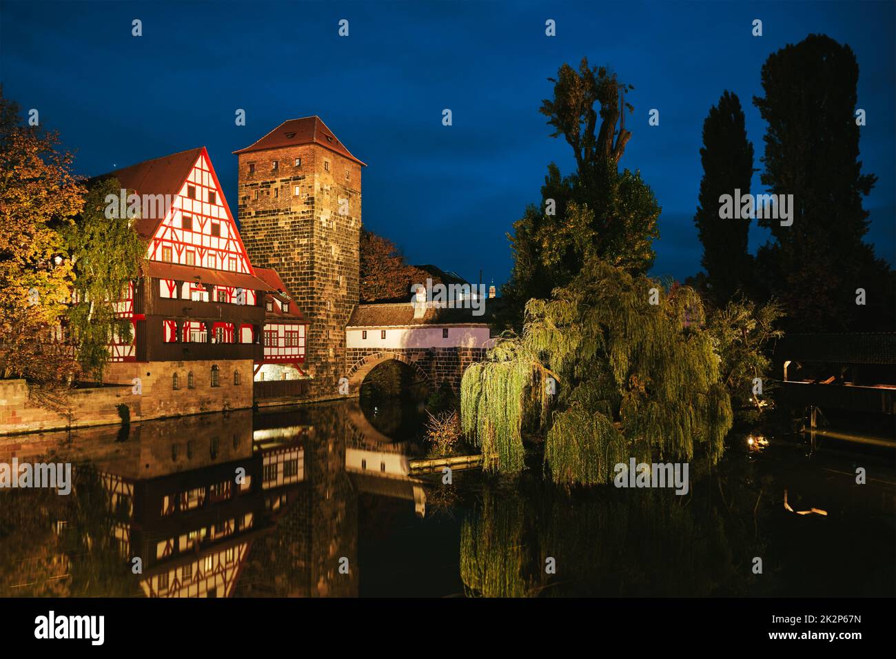 La ville de Nuremberg abrite des maisons au bord de la rivière Pegnitz. Nuremberg, Franconie, Bavière, Allemagne Banque D'Images