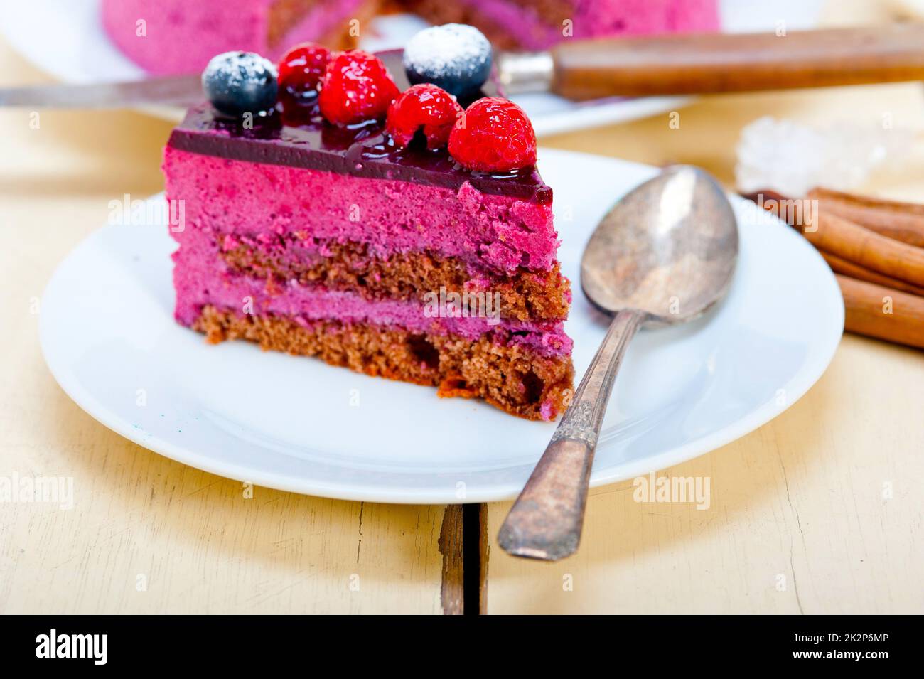 Gâteau aux bleuets et framboises dessert mousse Banque D'Images